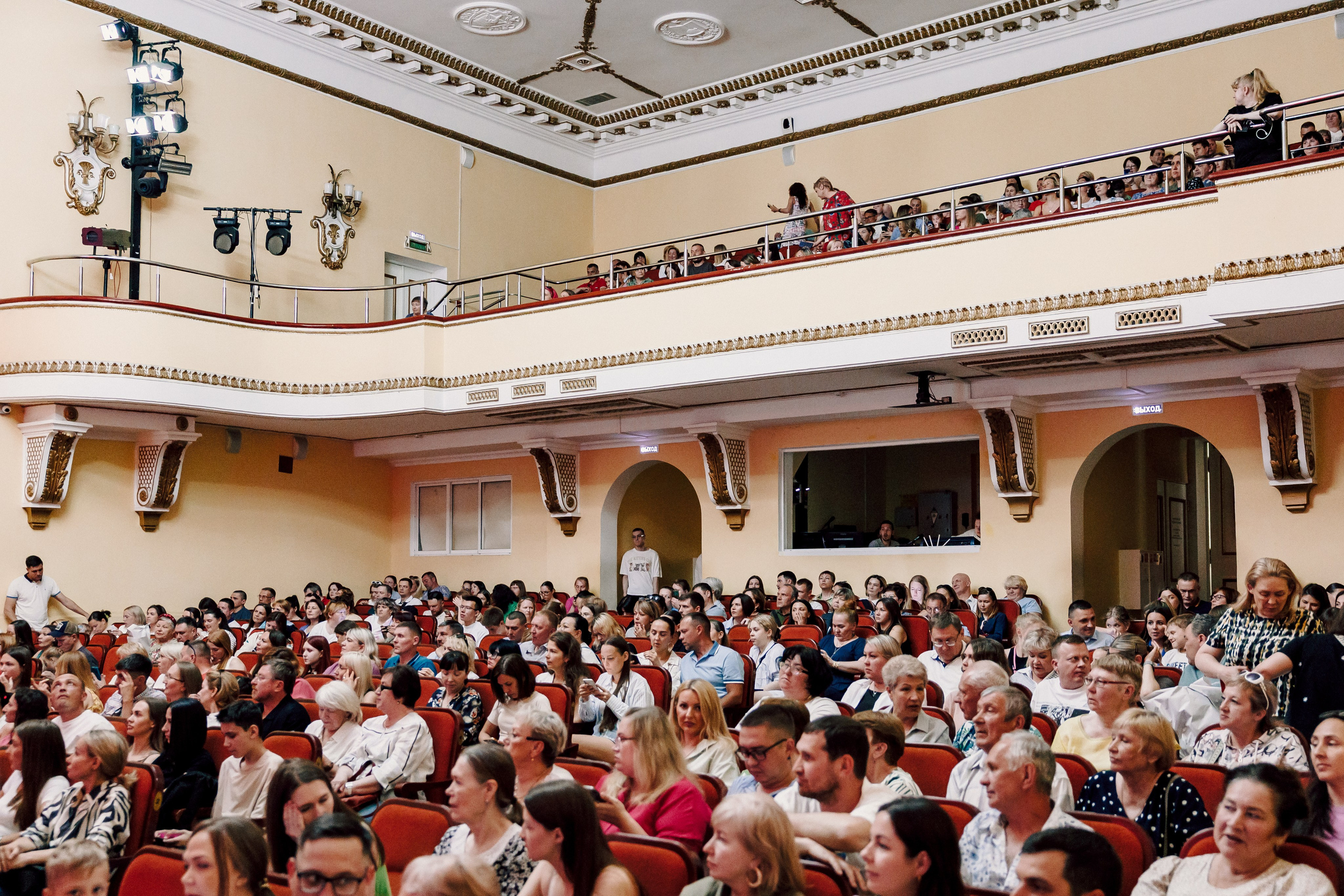 Отчётный концерт танцевальной школы «Red Rabbits» 2025. Лёшка Варзегов — фотограф