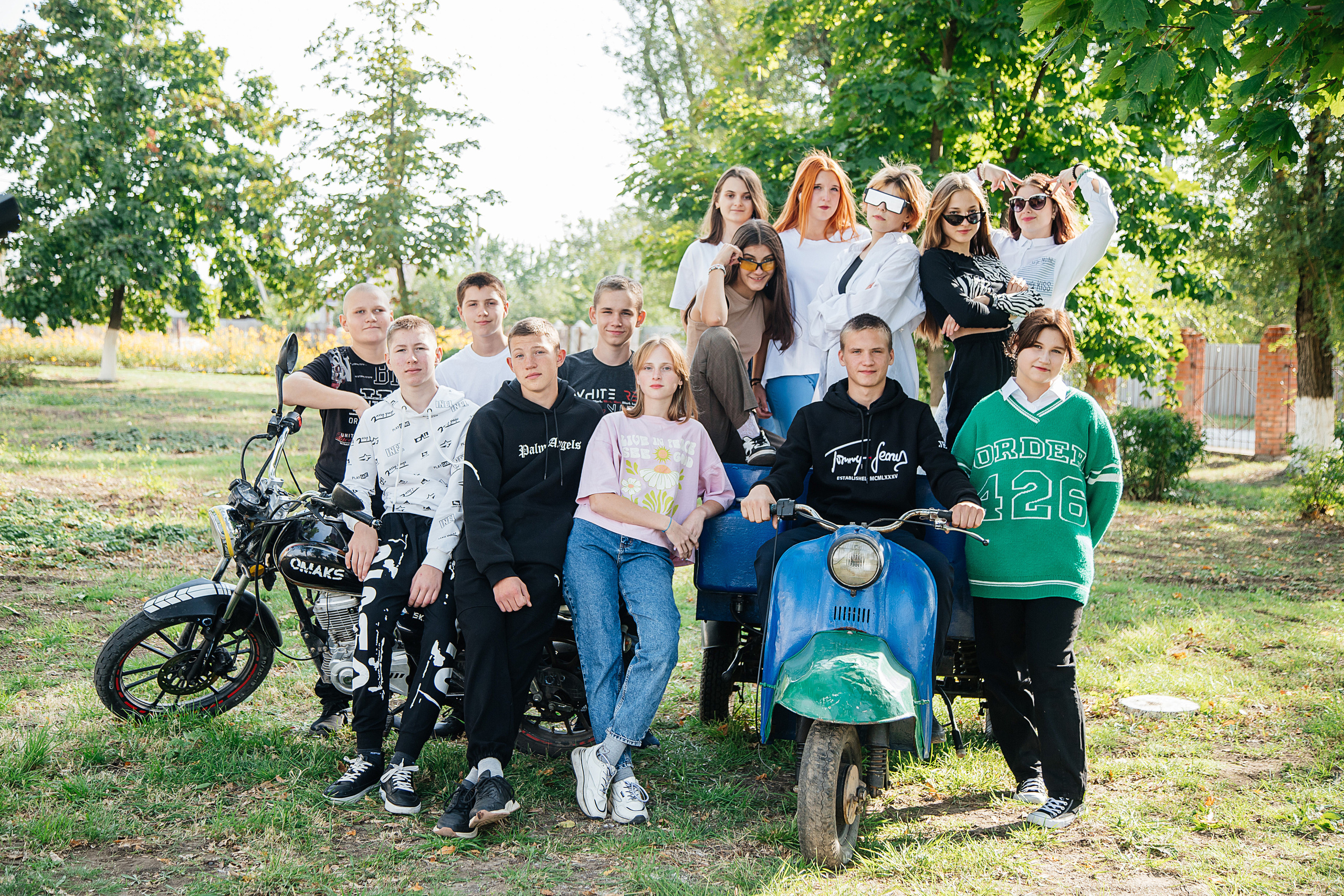 9-11 классы на улице. Выпускной альбом Шахты Ростов