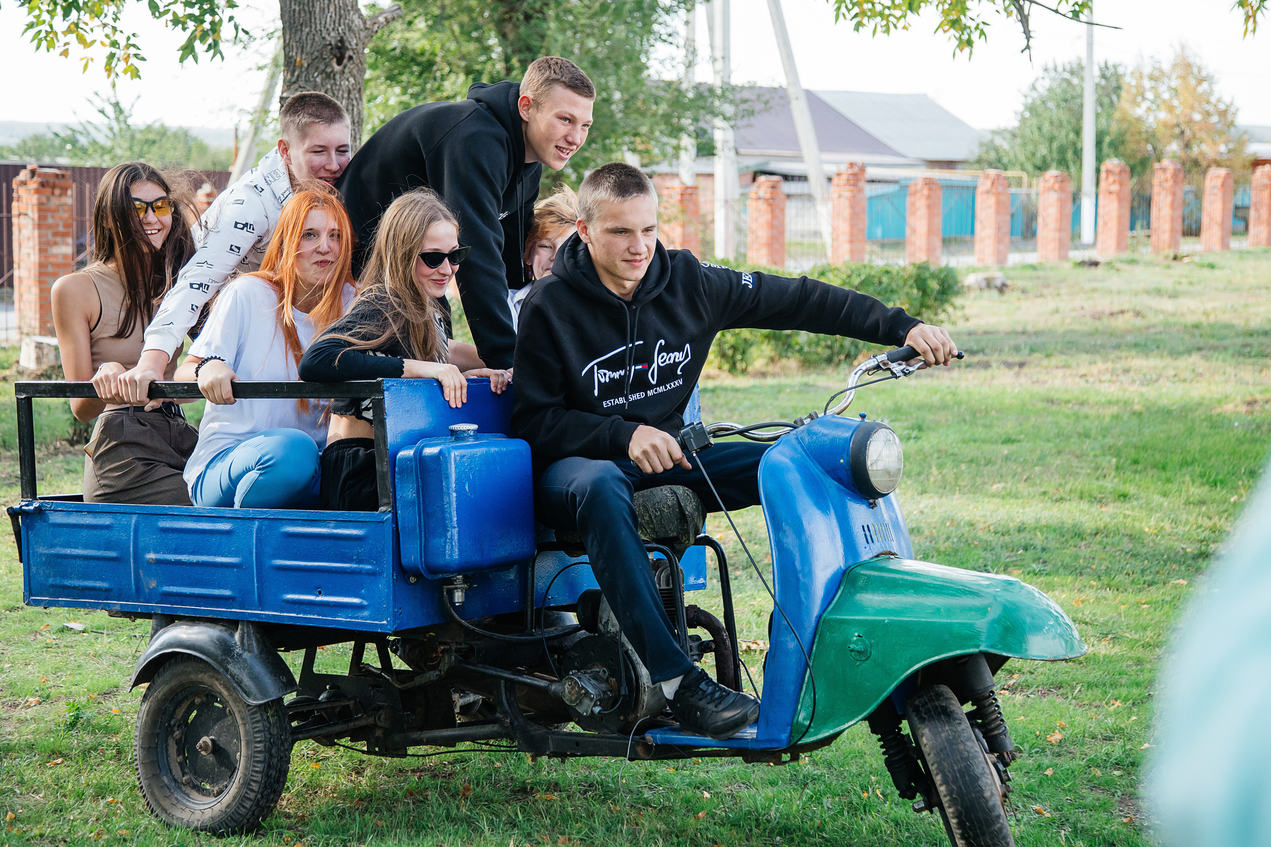 9-11 классы на улице. Выпускной альбом Шахты Ростов