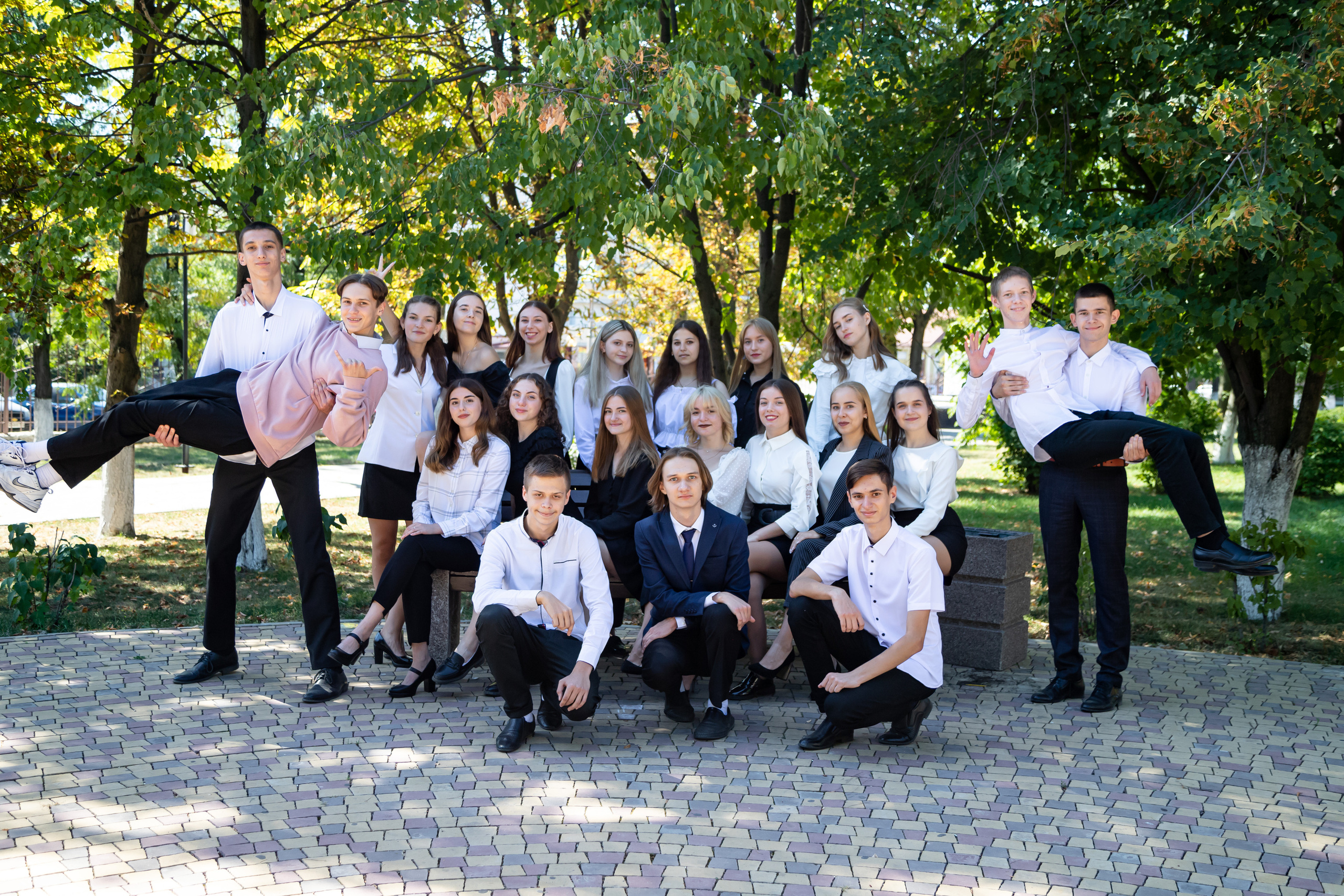 9-11 классы на улице. Выпускной альбом Шахты Ростов