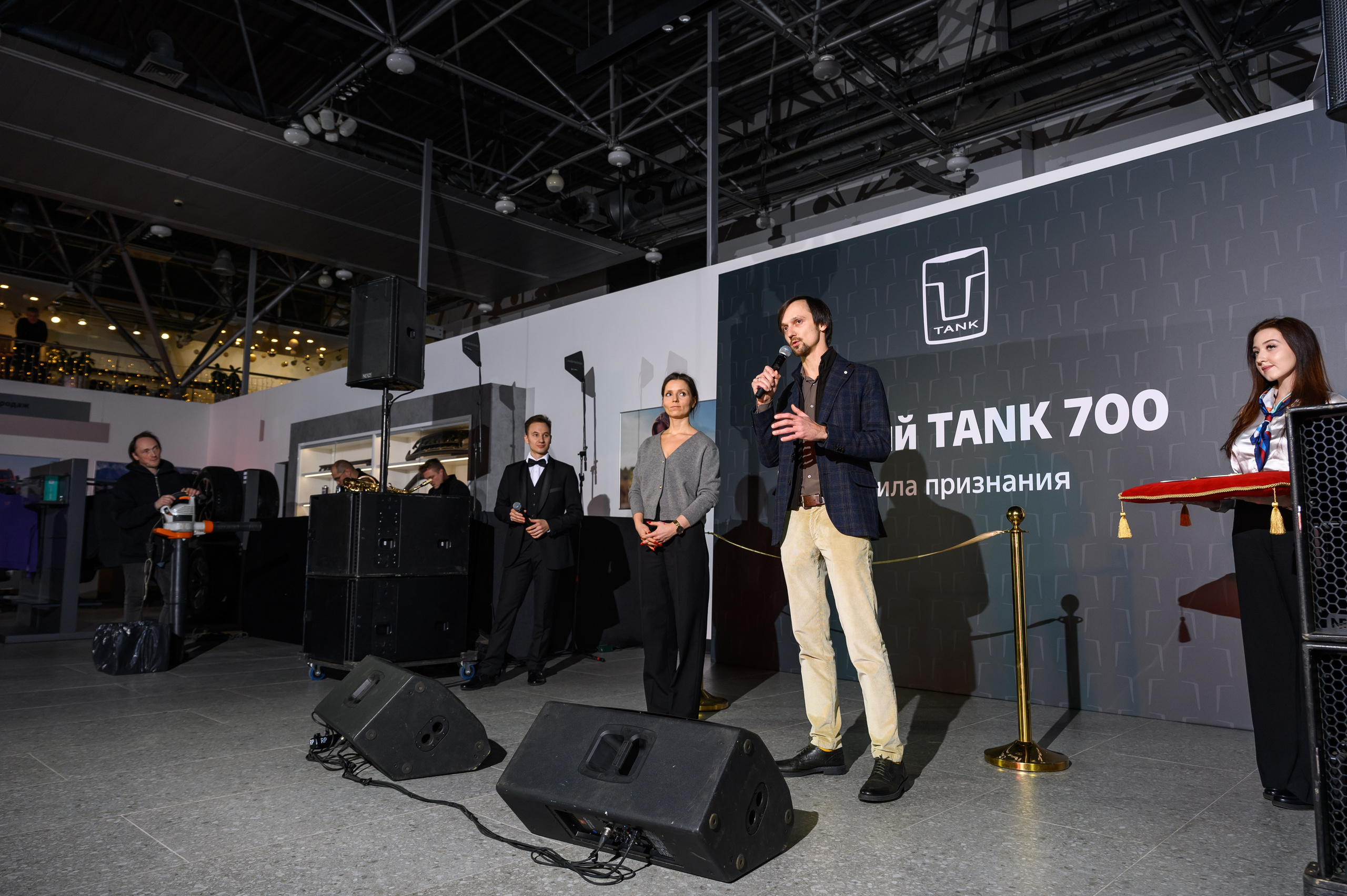 Автосалон Танк. Свадебный фотограф Москва Юрий Кульман