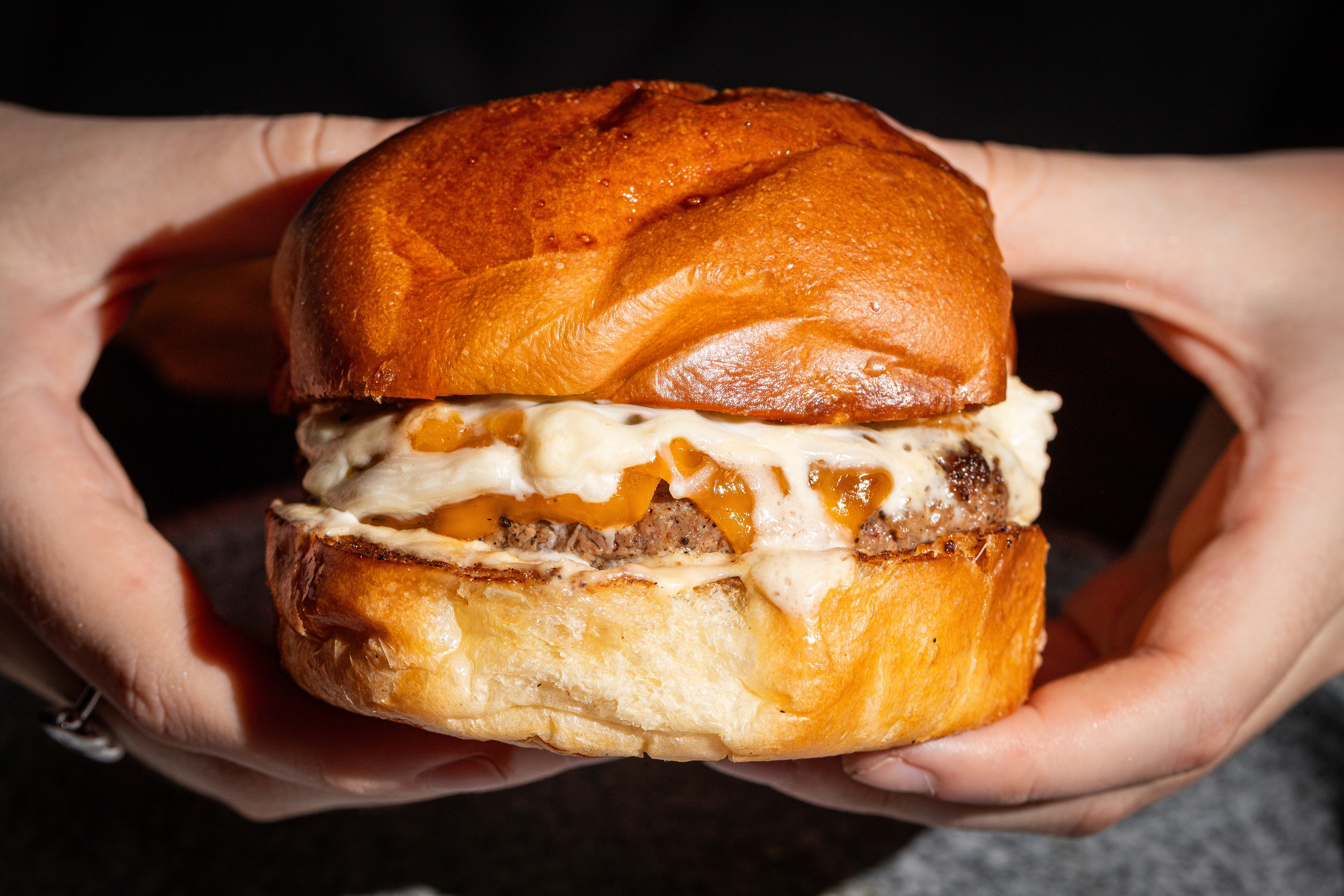 Бургер с куриной котлетой, сыром чеддер на домашней булочке