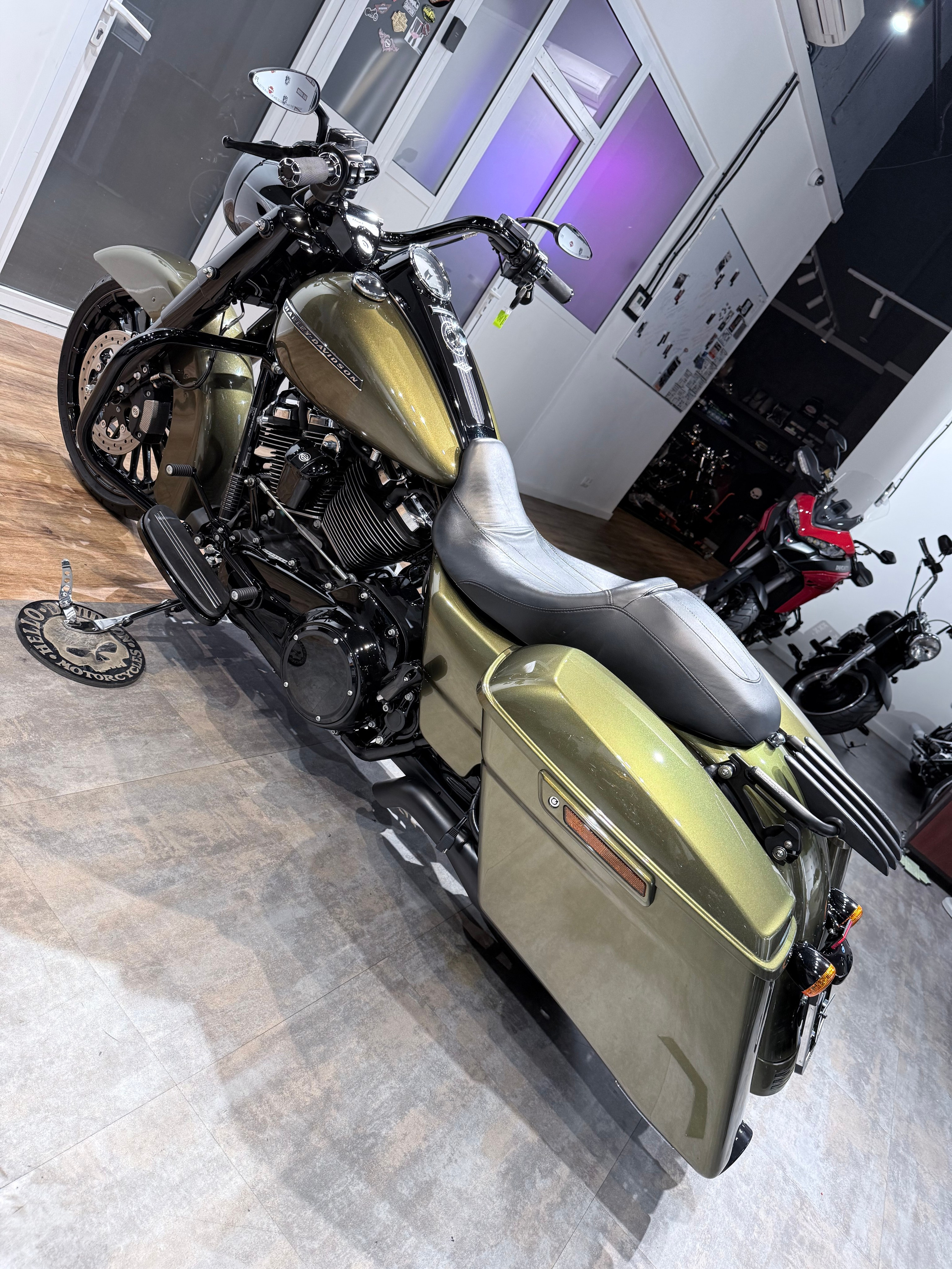 Купить Harley-Davidson 2017 Road King (Olive Gold) (Touring) — подробнее на сайте. Hello Davidson, Москва. Только хорошие мотоциклы…