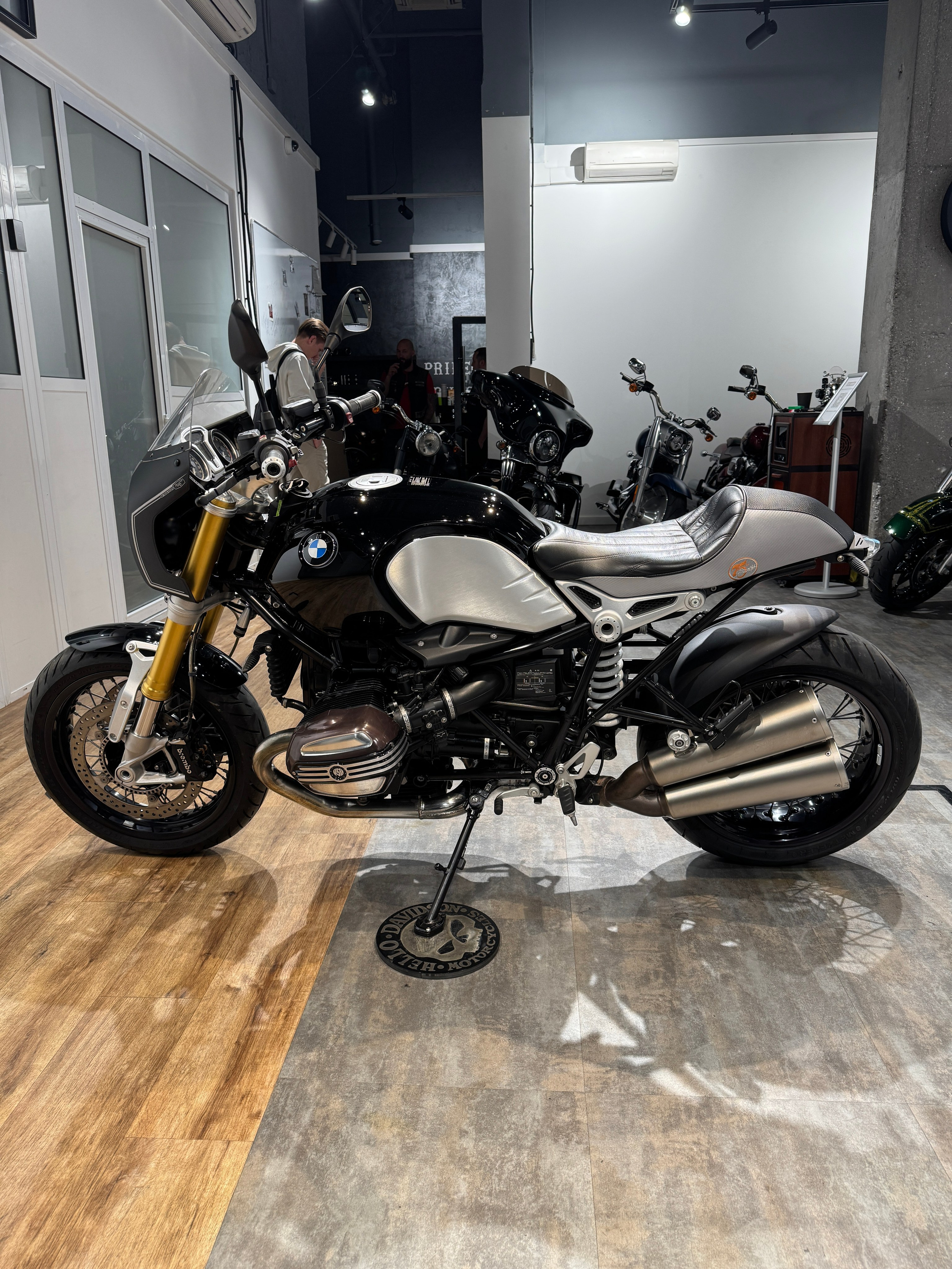 BMW R Nine T (Corbin Cafe Racer). Hello Davidson, Москва. Только хорошие мотоциклы…