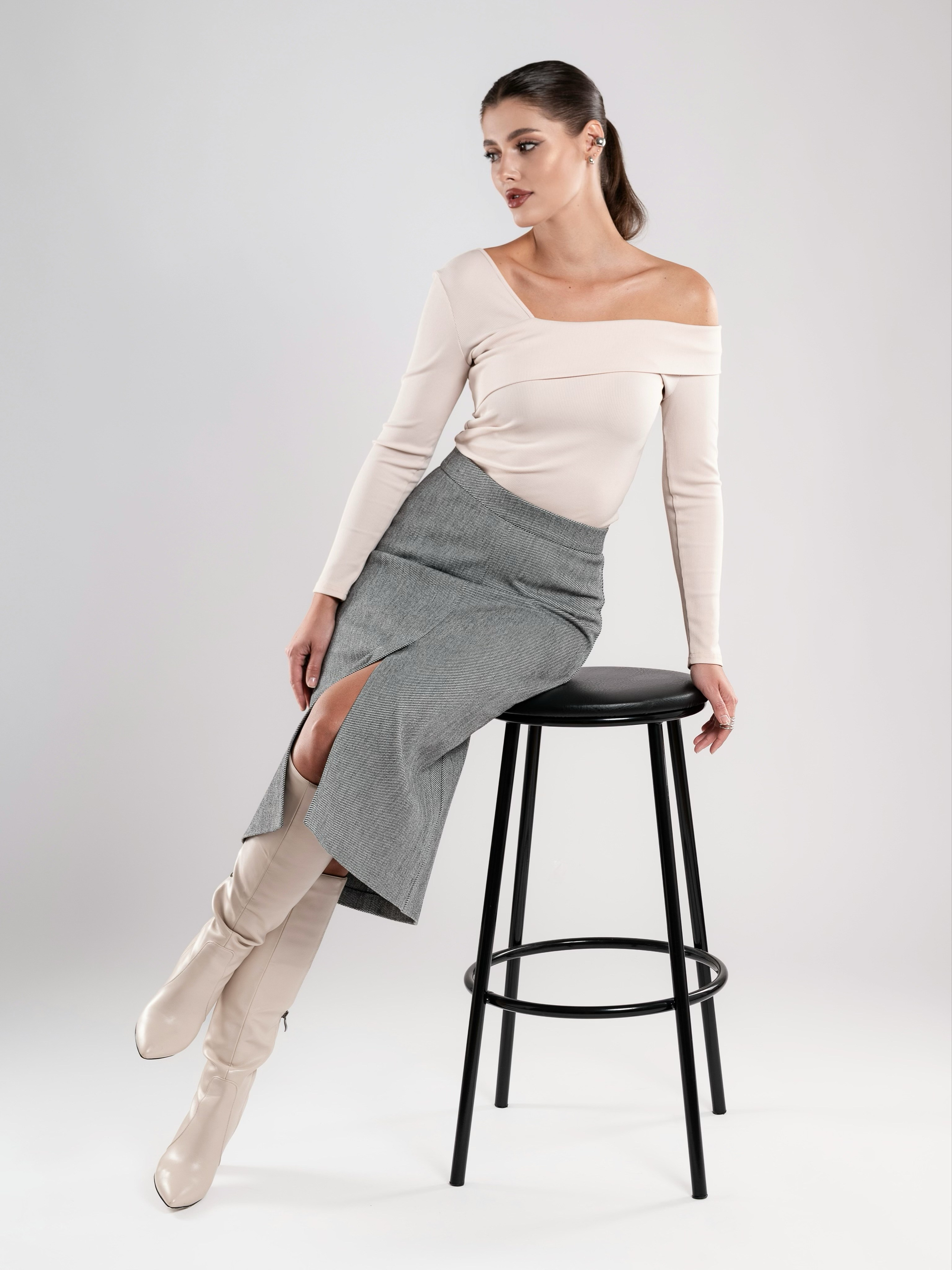 Юбки классика серый фон+интерьер. Предметный фотограф, фото для маркетплейсов Пятигорск, КМВ