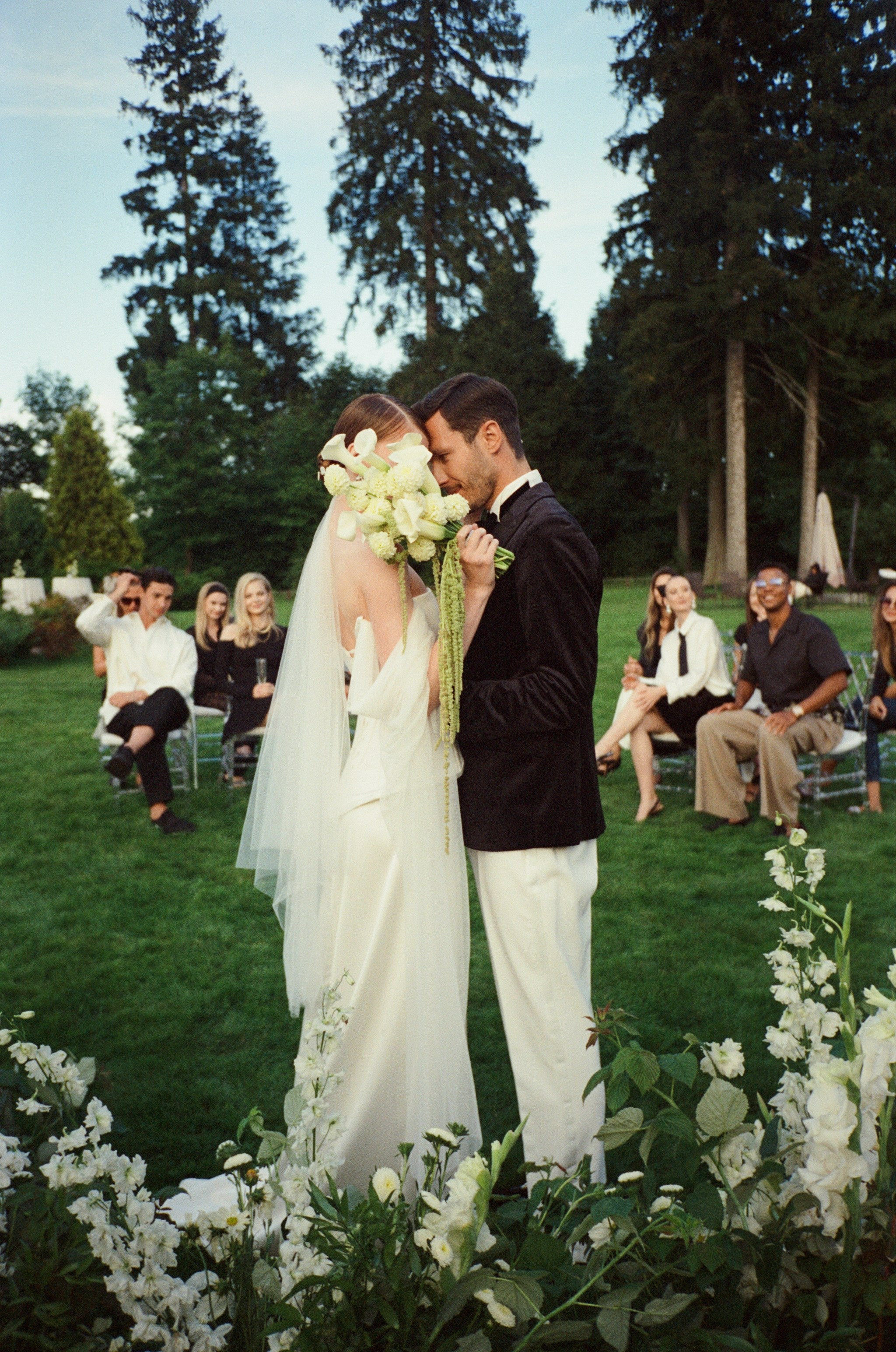 Фотограф на фотосъемку на пленку в Москве. Пленочный фотограф в Москве