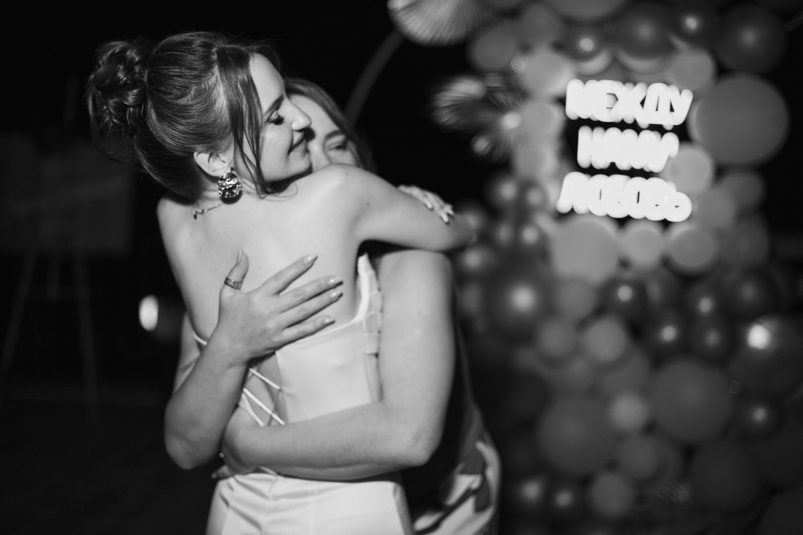 Фотосессия вечеринки у бассейна с видом на горы. Свадебный, репортажный и портретный фотограф Сочи, Краснодар. Александра Зайцева