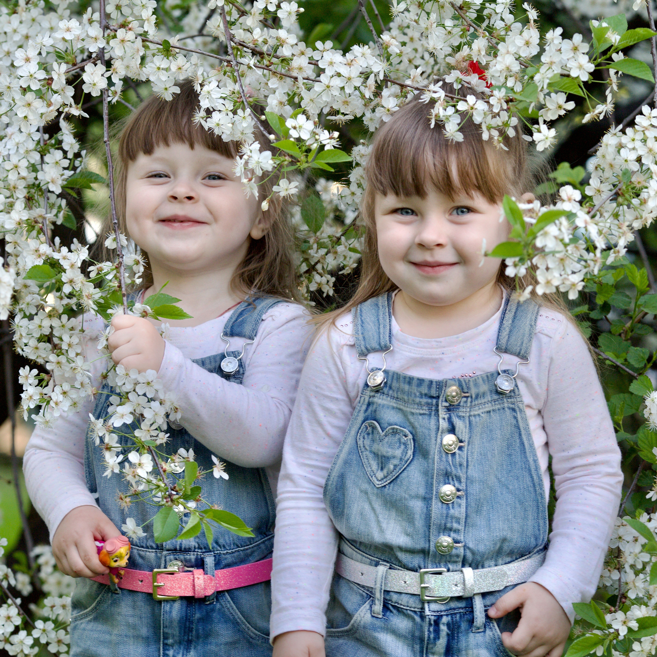 Фотосессия близняшек весной. Школьные выпускные альбомы в Москве Марина Николаева