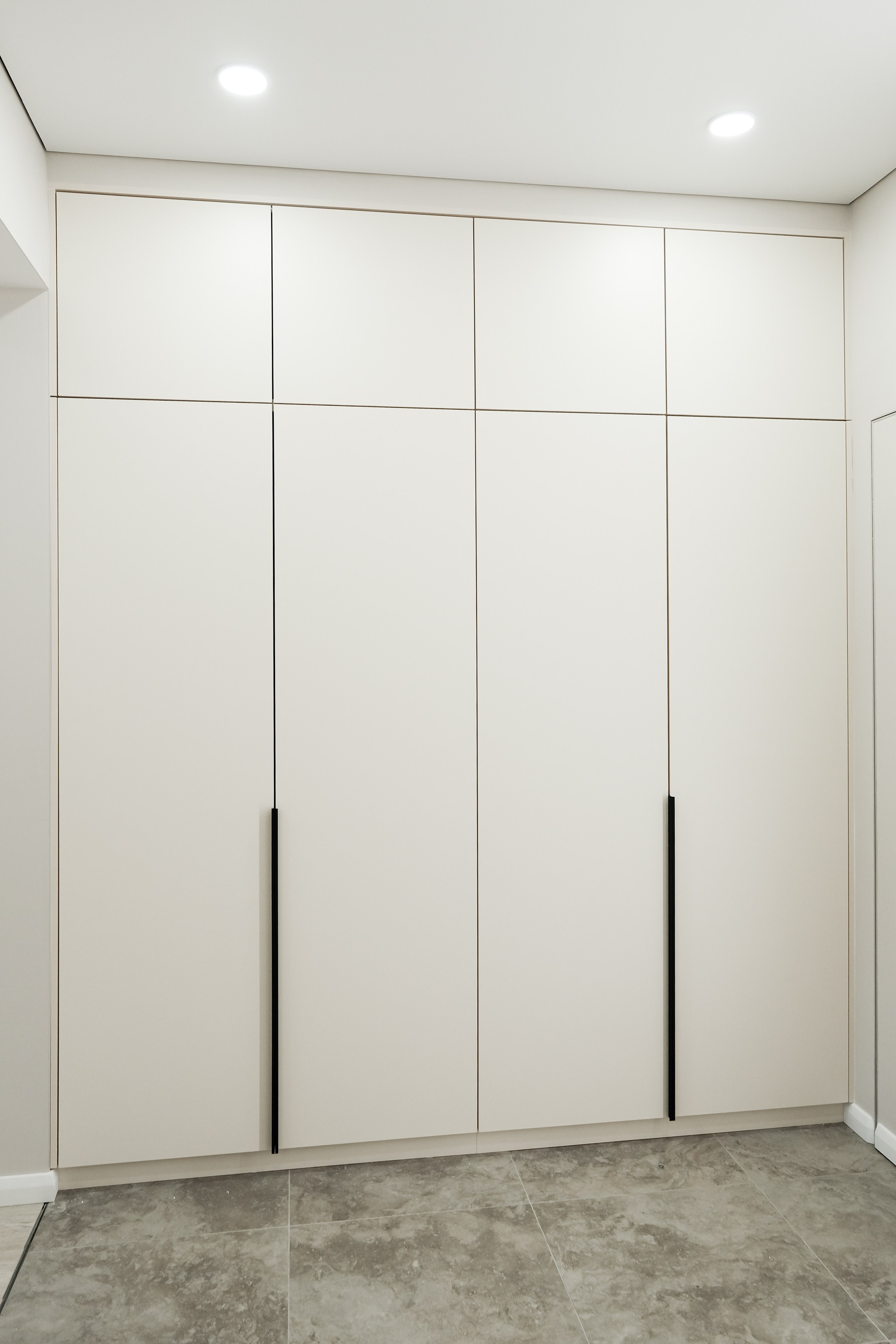 Распашной шкаф на заказ в Томске от студии мебели ГУДРУМ