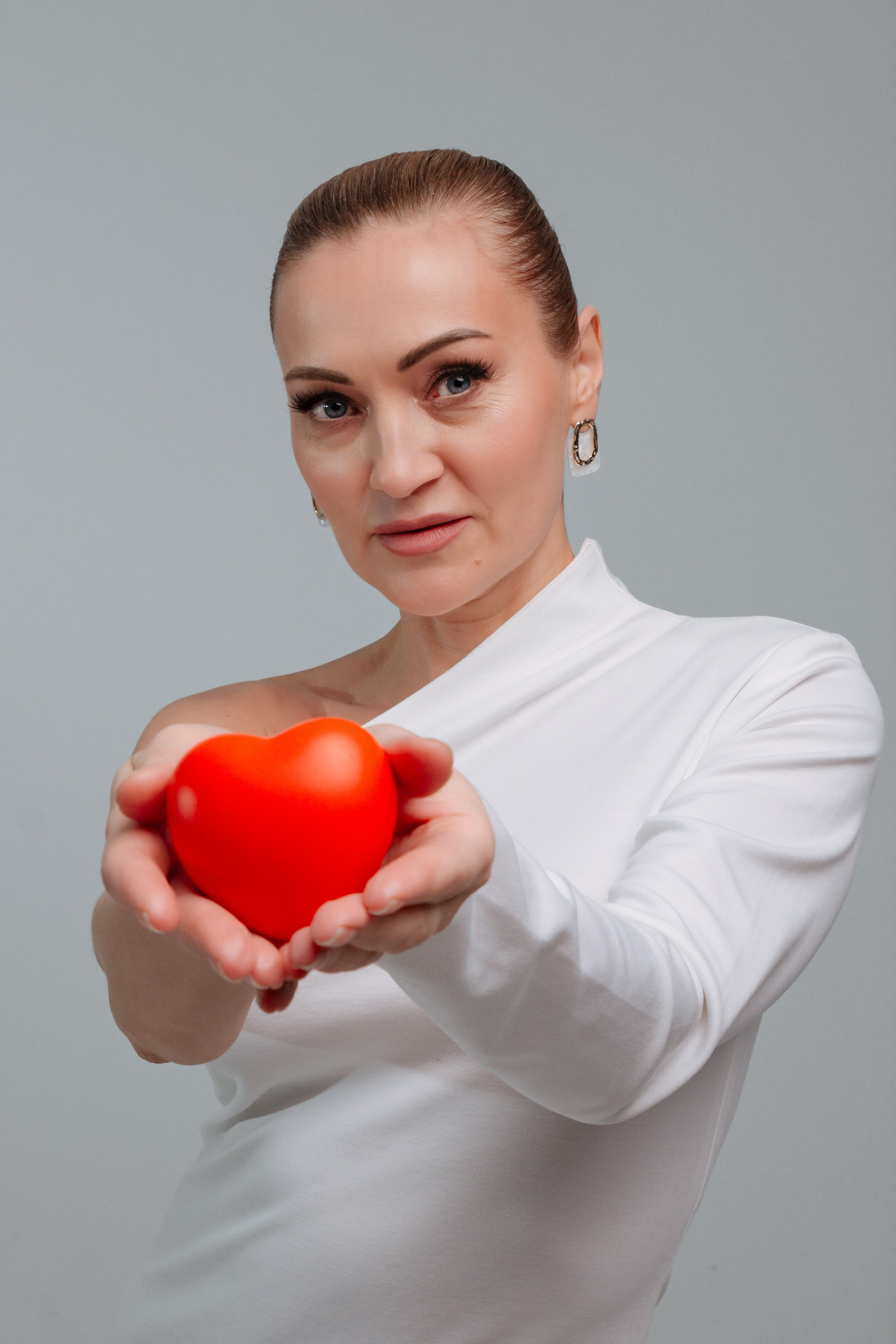 Девушка в белом платье с сердцем в руках: 