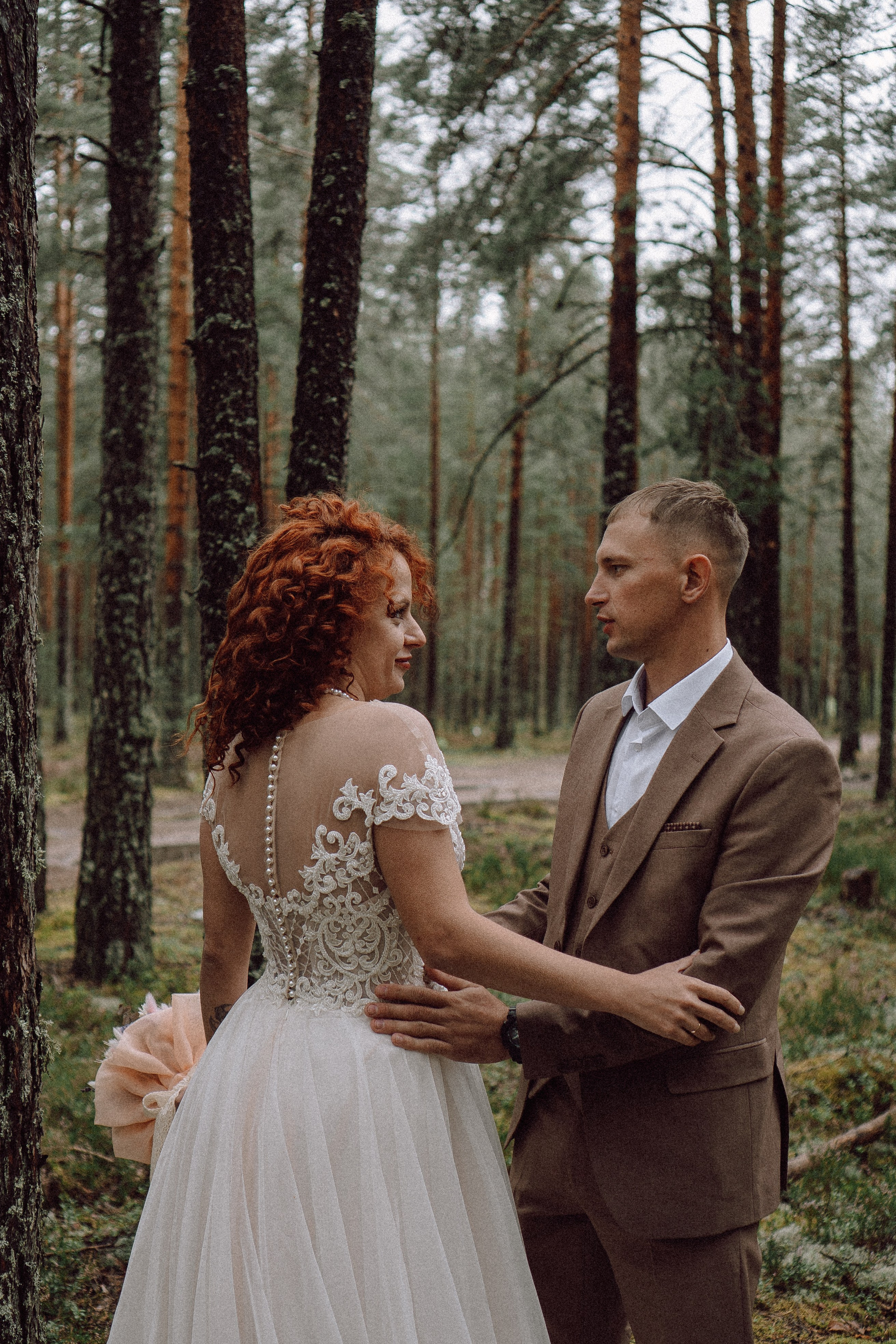 СВАДЕБНАЯ ФОТОСЕССИИЯ ПАРЫ В ГОРОДЕ ПРИОЗЕРСК В СОСНОВОМ ЛЕСУ И С ПИКАПОМ. Профессиональный фотограф, Санкт-Петербург — Виктория Богомолова