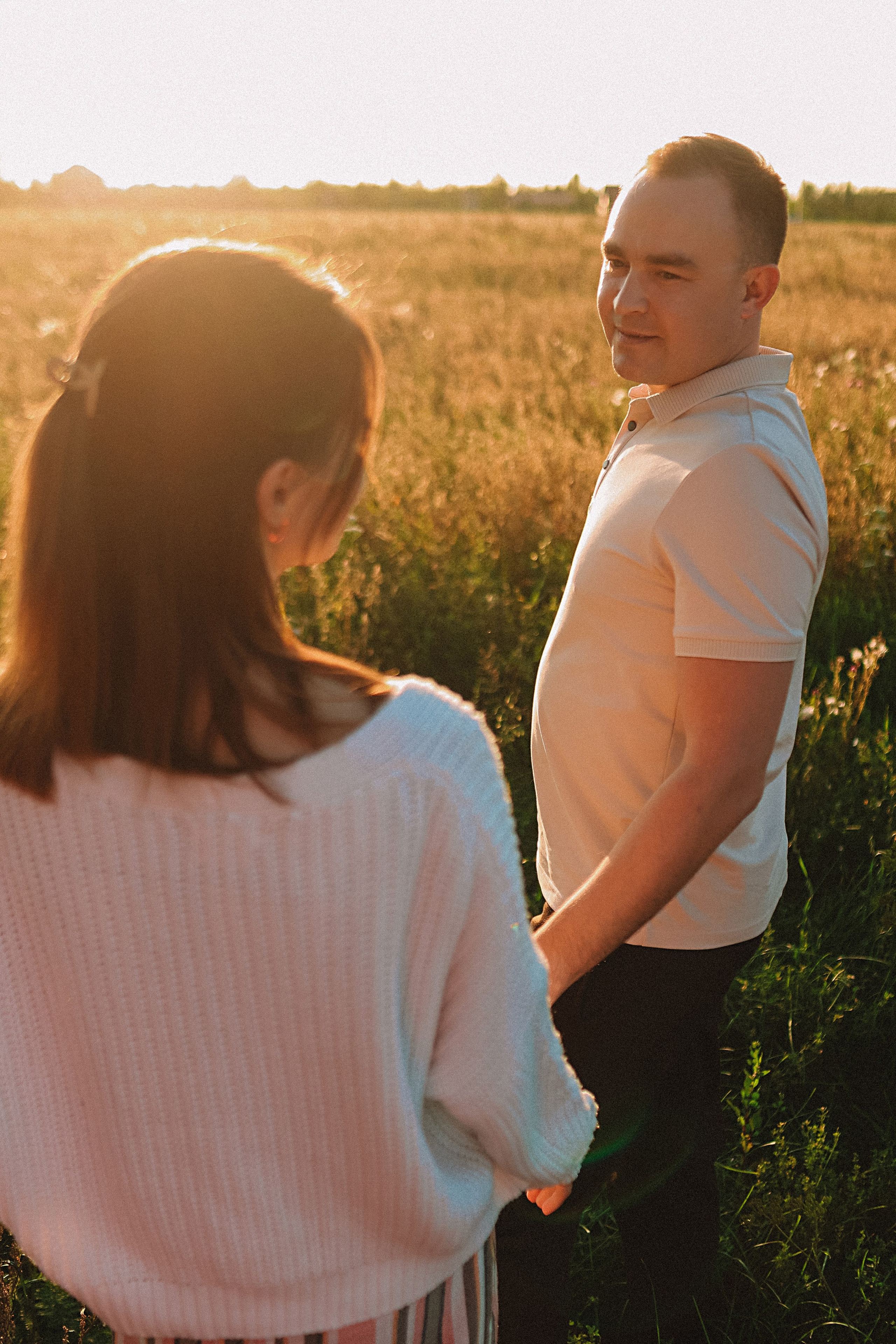 Поле love story на закате. Семейный фотограф Тюмень, фотограф на роды Салмина Мария