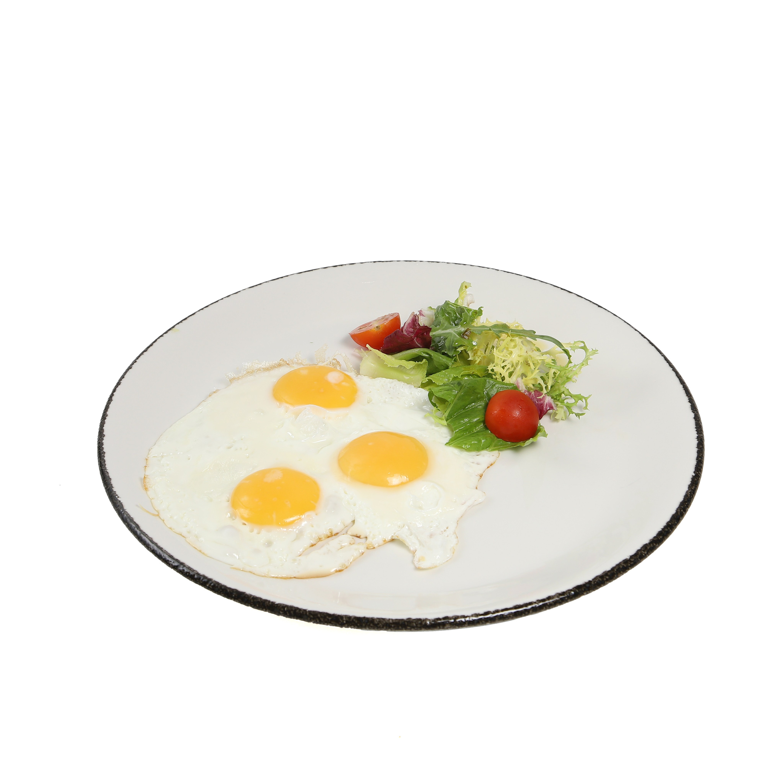 Фуд-фотография яичницы глазуньи с зеленью и помидорами.