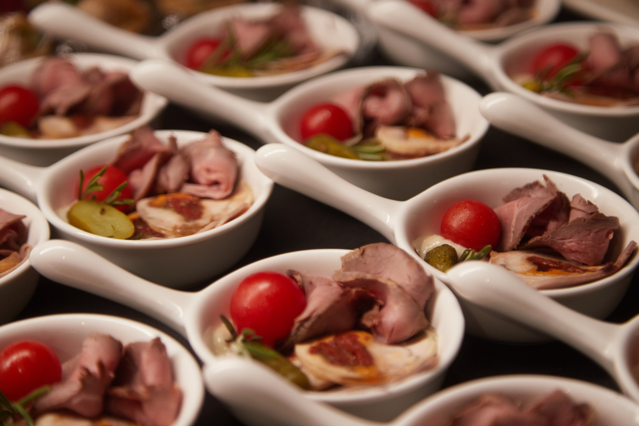 Кейтеринг  — фуд-фотография:  Ассорти закусок и канапе на тарелках