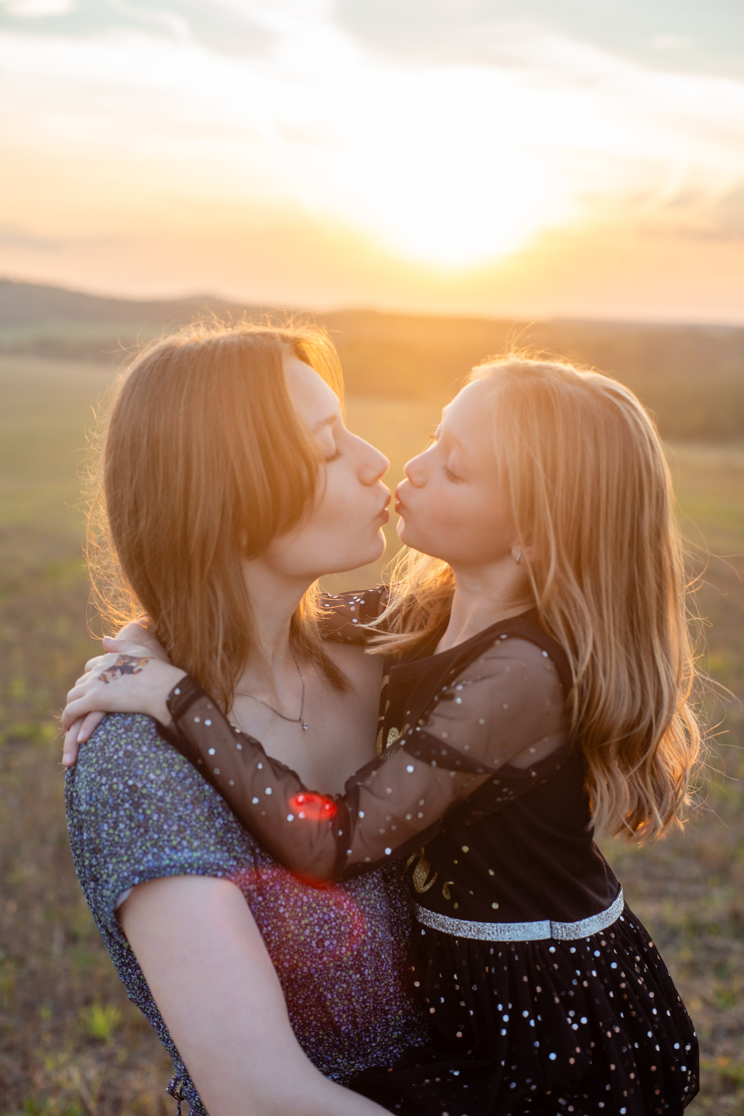 На фотографии запечатлен  момент семейной фотосессии на природе, наполненный радостью и уютом. Счастливая семья на фоне живописных природных пейзажей улыбается и обнимается, ощущая единство и любовь друг к другу. Родители и дети, окруженные зеленью и свежим воздухом, излучают тепло и умиротворение, словно они прекрасно понимают ценность каждого такого момента вместе. Детский смех и игра, родительские ласки и забота создают неповторимую атмосферу семейного счастья, которое преисполнено теплом и беззаветной привязанностью друг к другу. Автор фотограф: Додров. Ph: dodrov. Автор фотограф: Додров. Ph: dodrov.