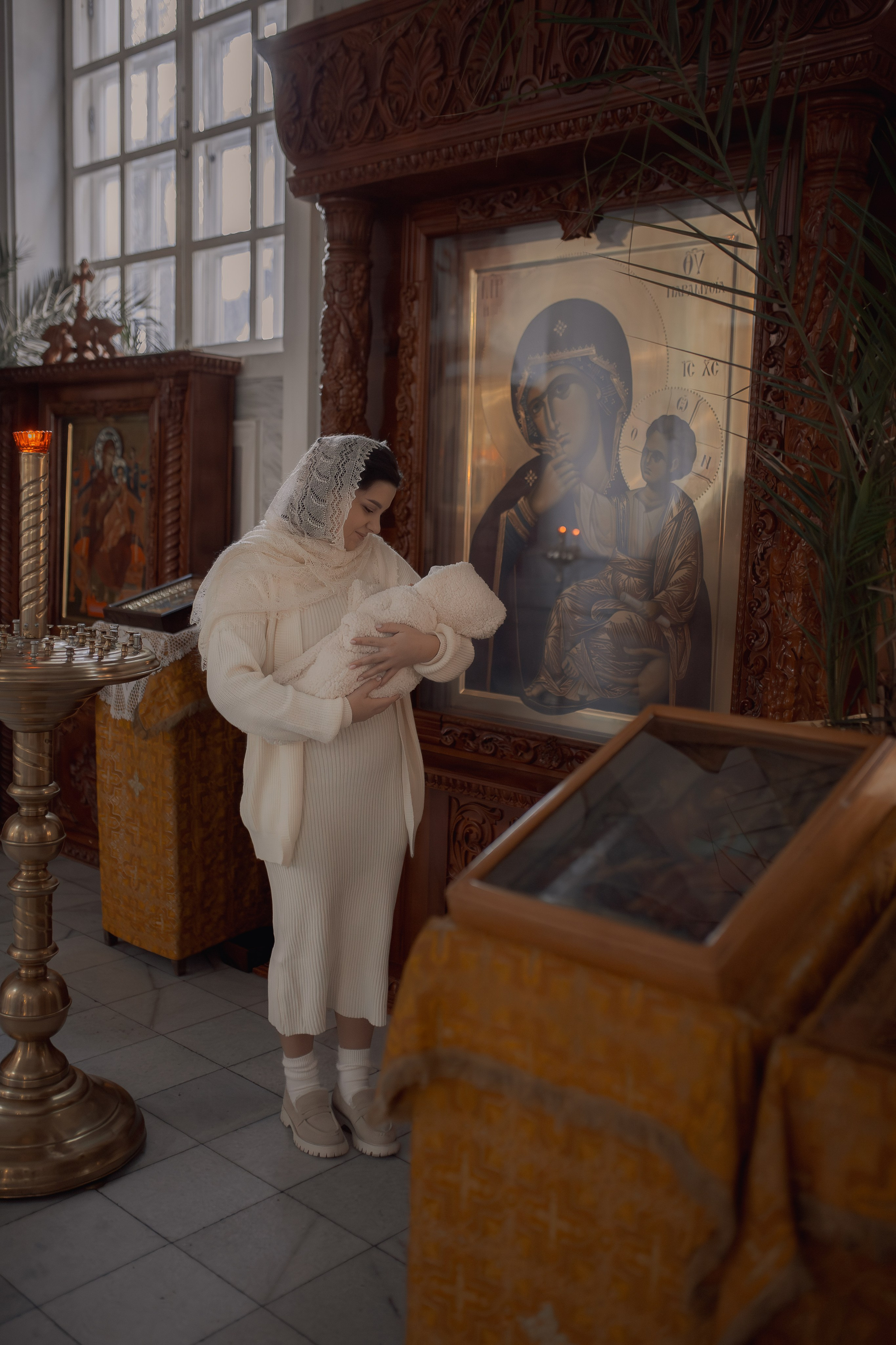 Мама с ребенком перед Крещением в Успенском соборе Ташкента