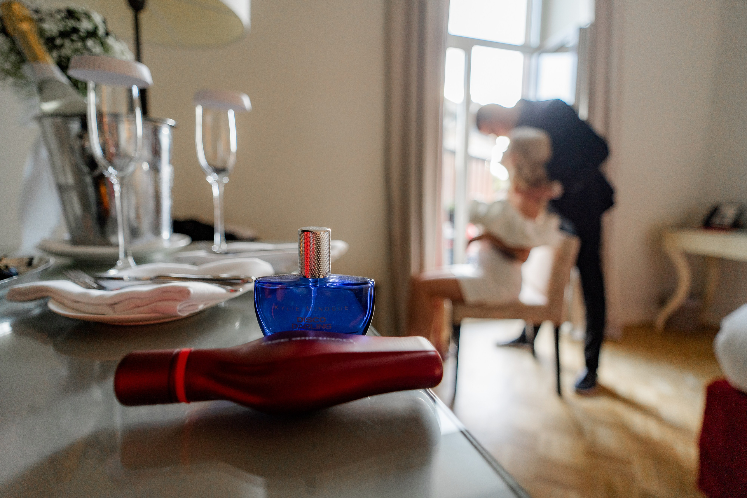 Духи лежат на столе в отеле