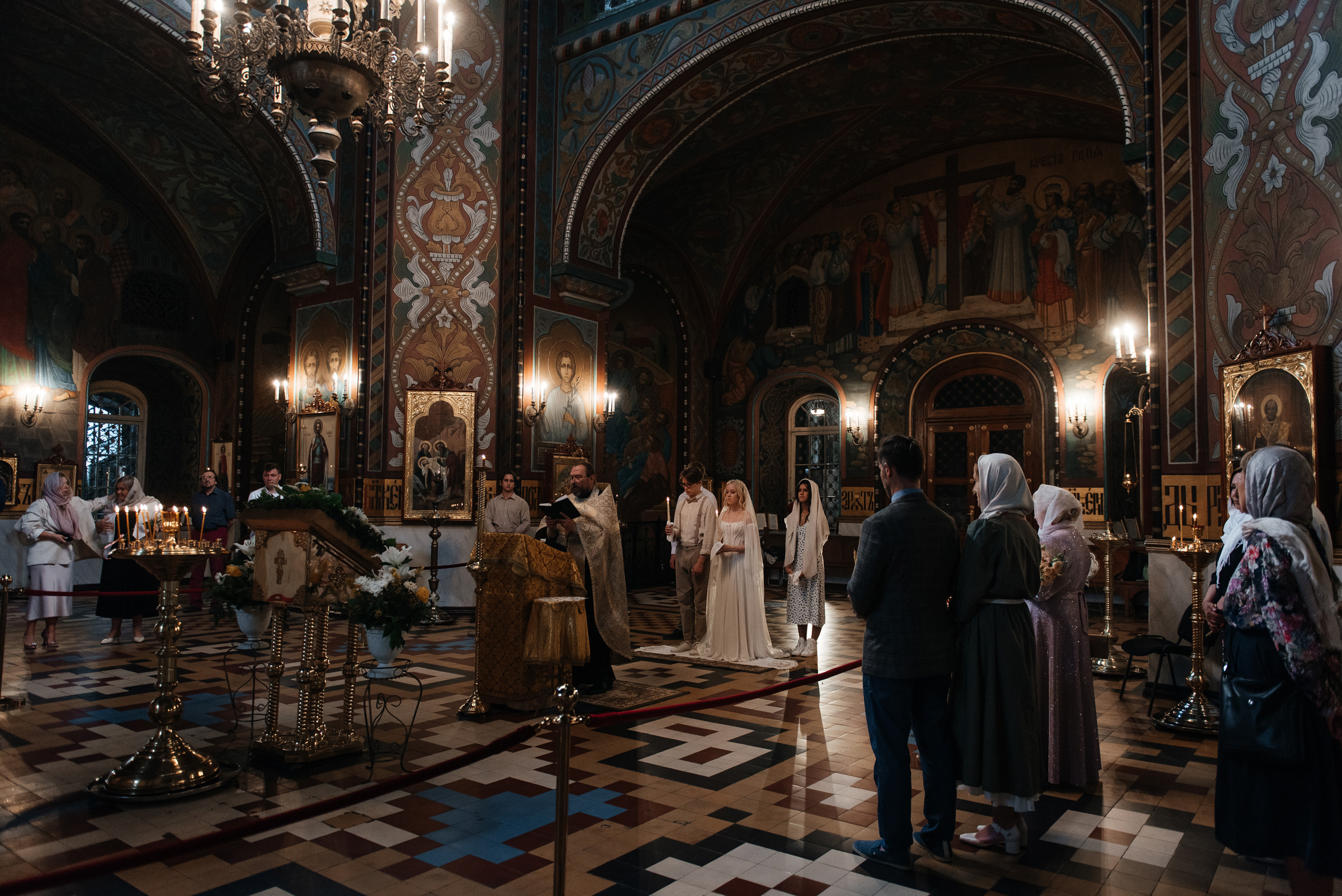 фотограф на венчание, венчание в Петергофском соборе святых апостолов Петра и Павла