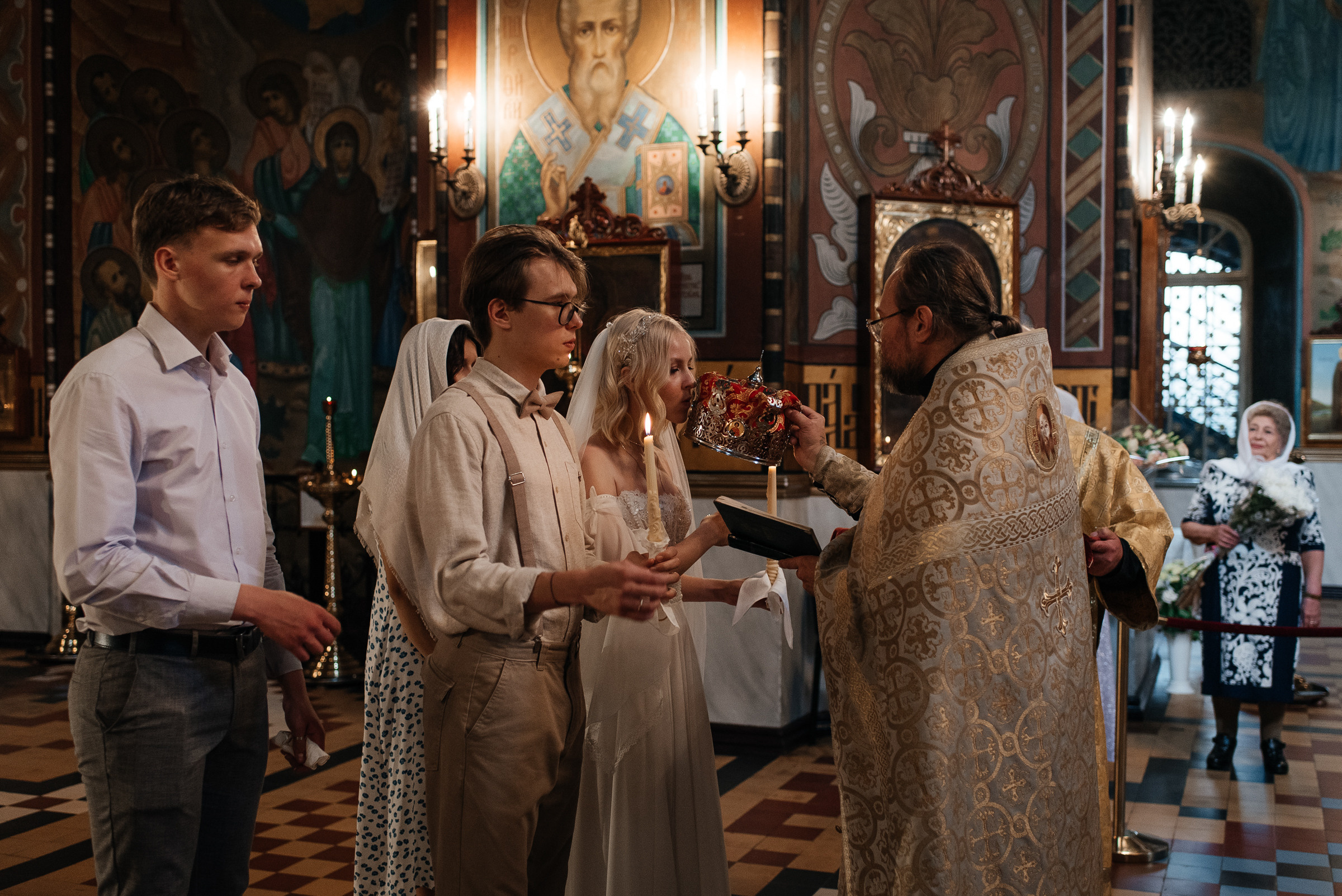 фотограф на венчание, венчание в Петергофском соборе святых апостолов Петра и Павла
