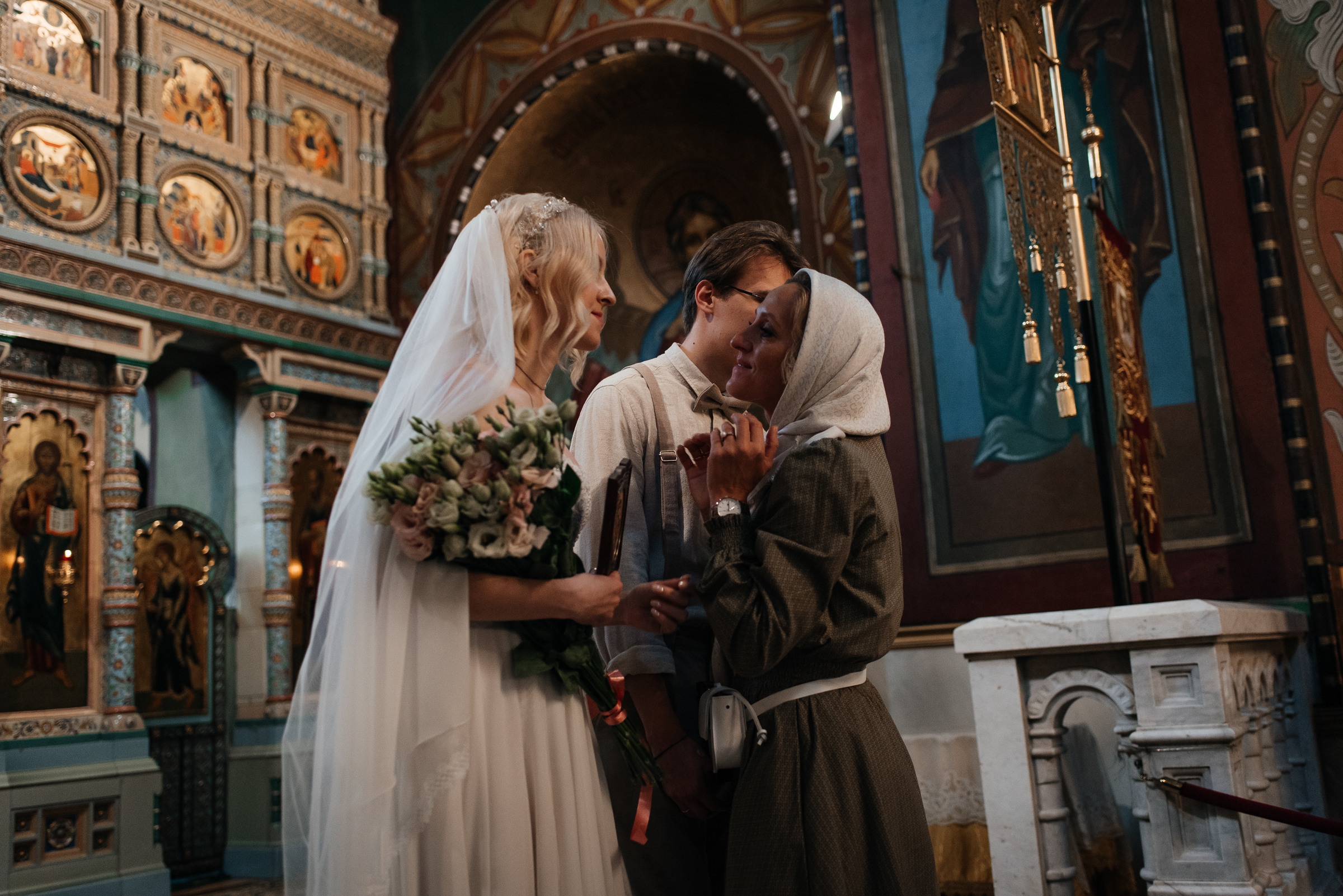 фотограф на венчание, венчание в Петергофском соборе святых апостолов Петра и Павла