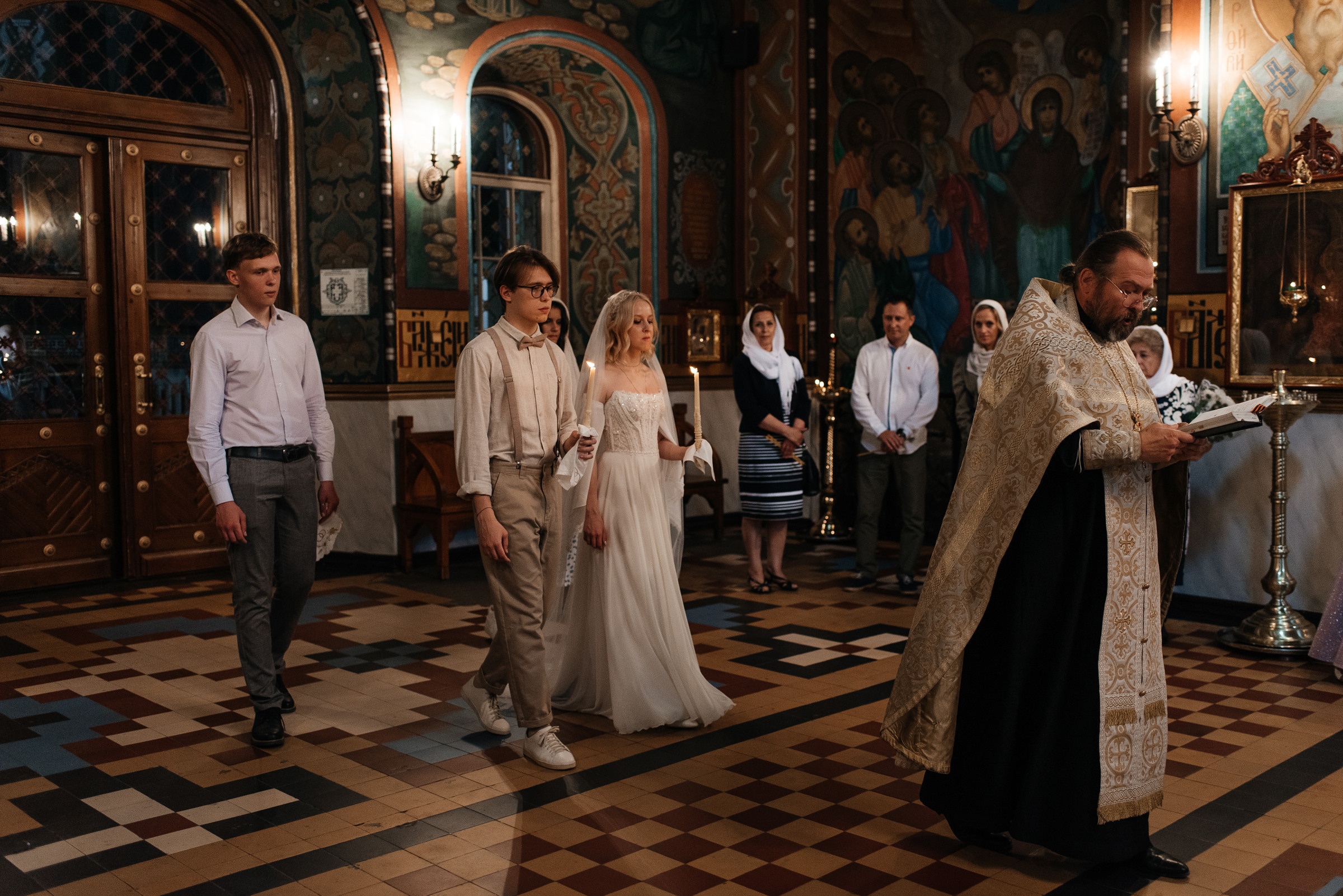 фотограф на венчание, венчание в Петергофском соборе святых апостолов Петра и Павла