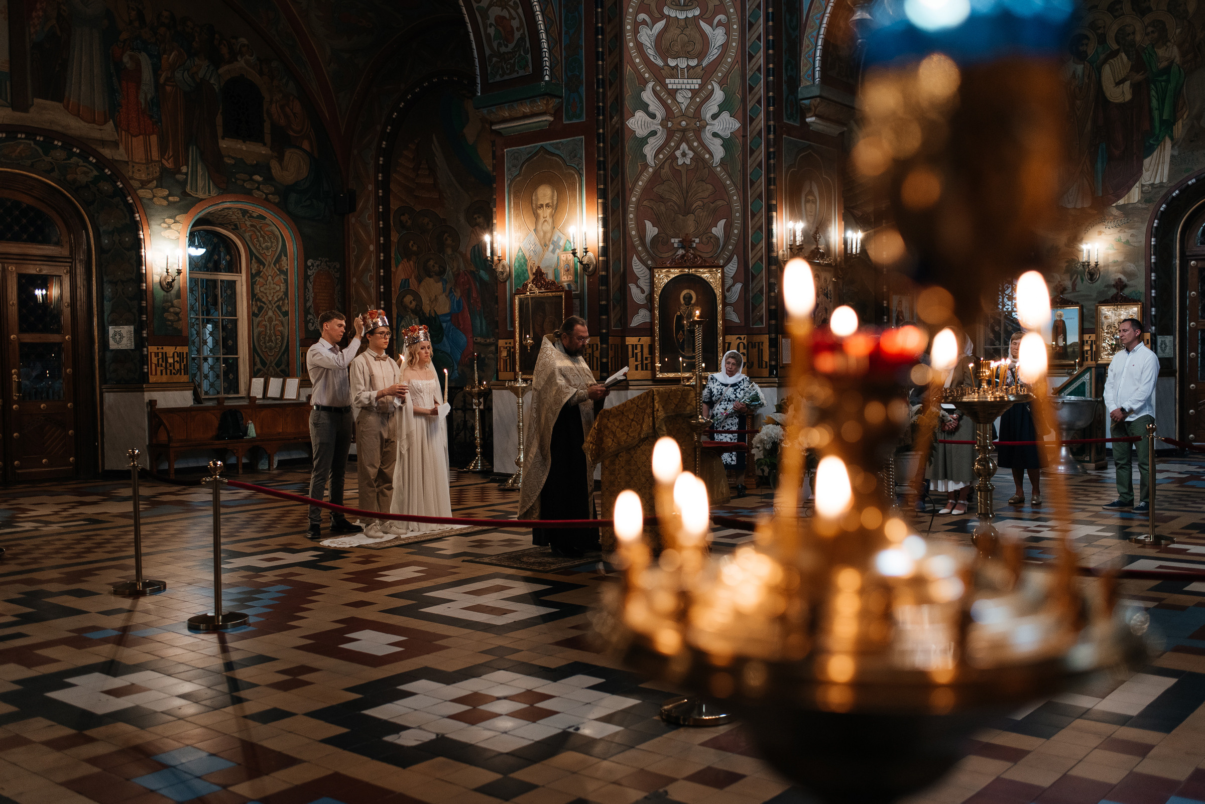 фотограф на венчание, венчание в Петергофском соборе святых апостолов Петра и Павла