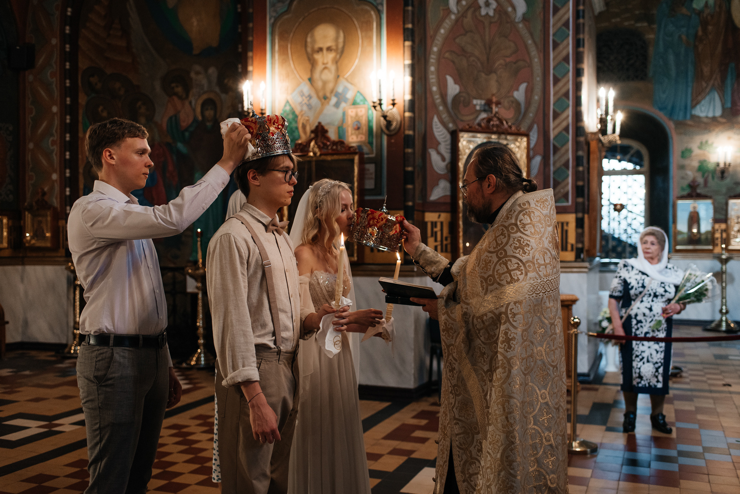 фотограф на венчание, венчание в Петергофском соборе святых апостолов Петра и Павла