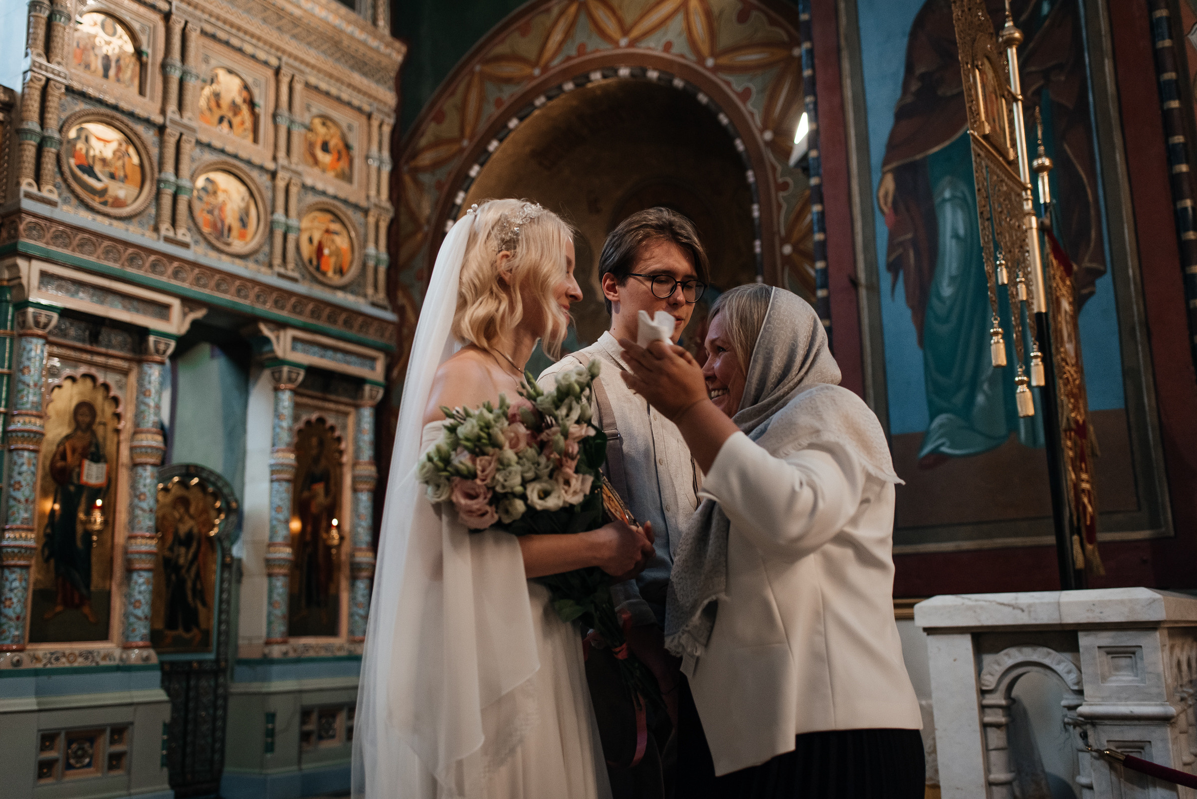 фотограф на венчание, венчание в Петергофском соборе святых апостолов Петра и Павла