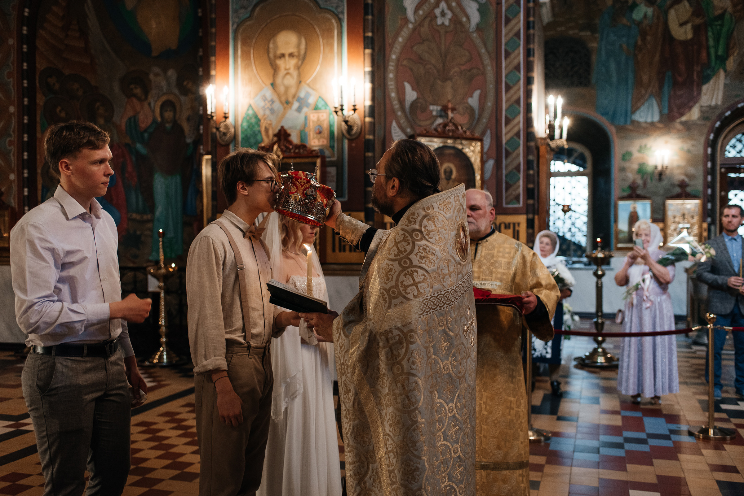 фотограф на венчание, венчание в Петергофском соборе святых апостолов Петра и Павла