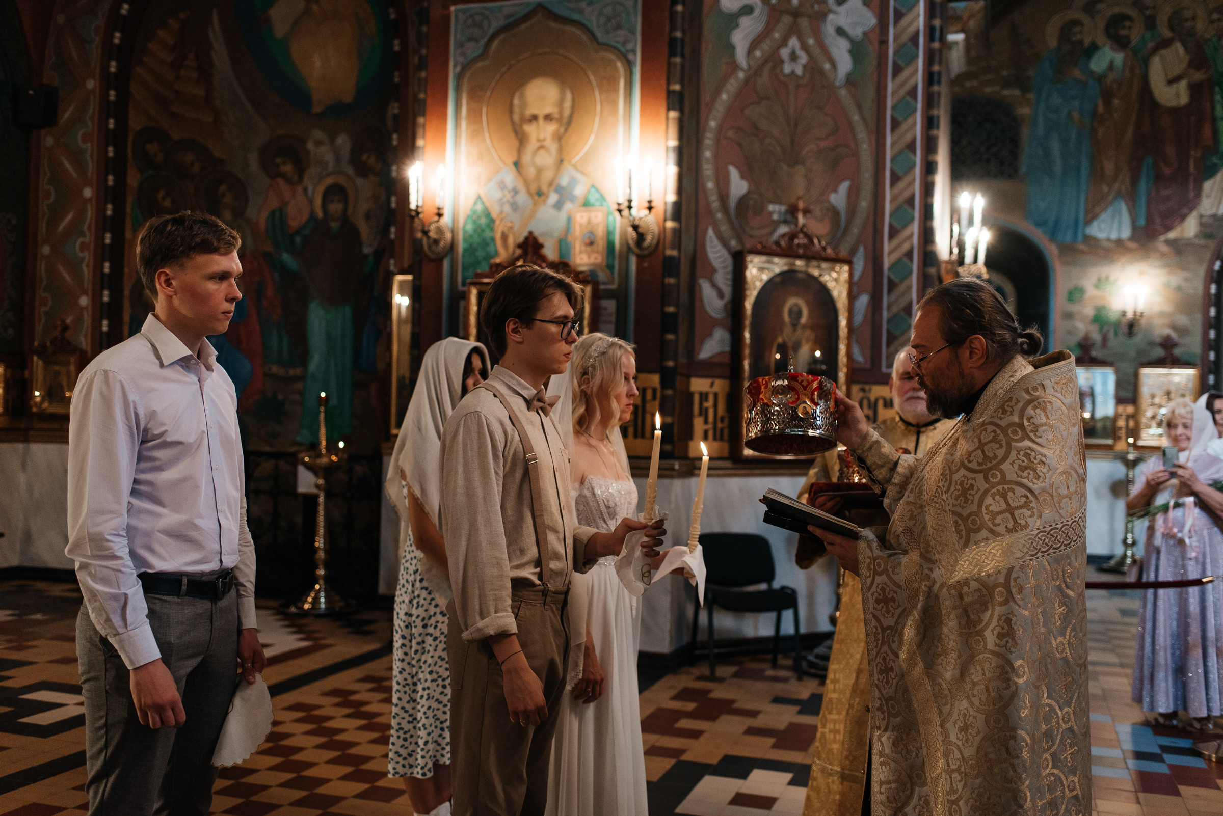 фотограф на венчание, венчание в Петергофском соборе святых апостолов Петра и Павла