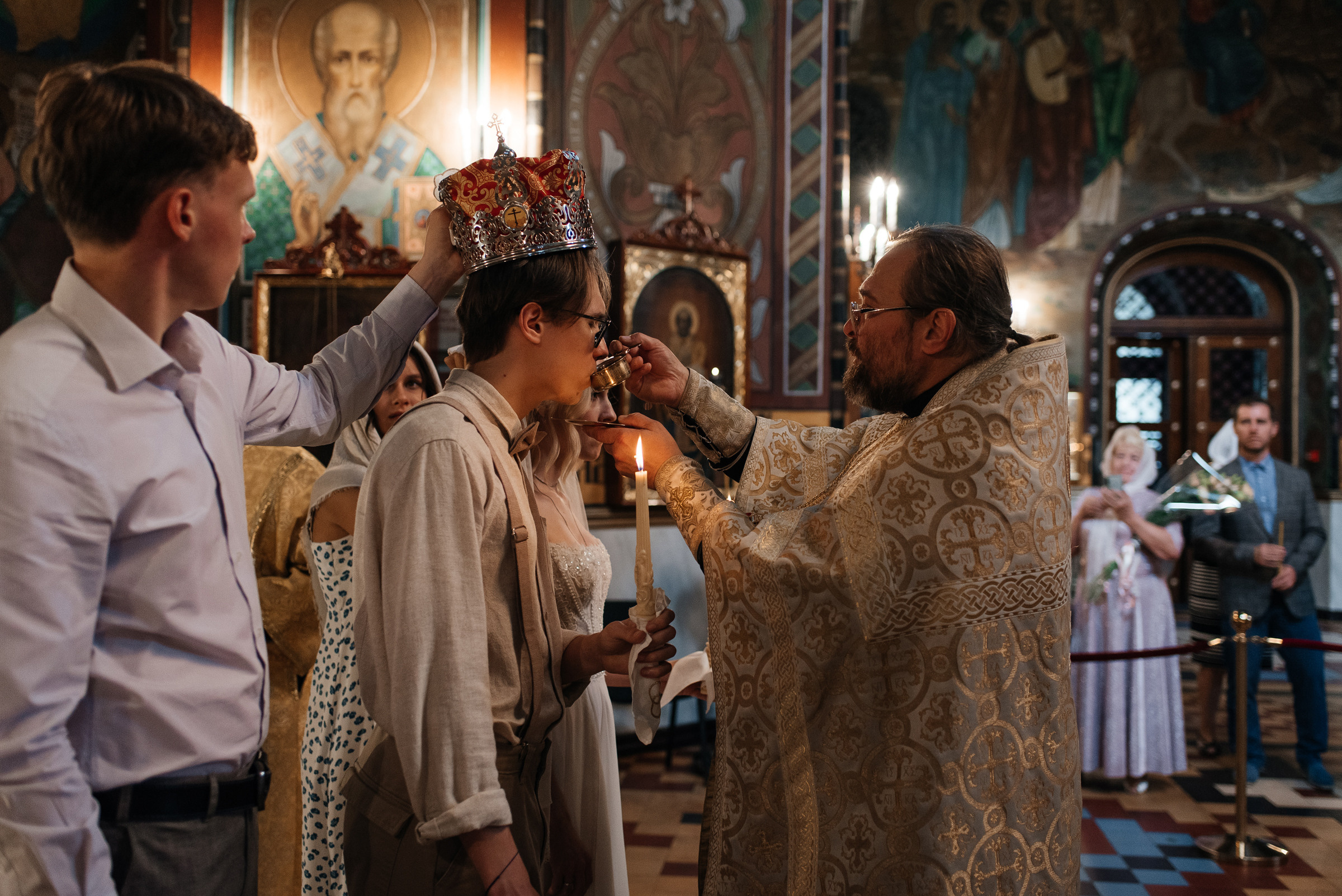 фотограф на венчание, венчание в Петергофском соборе святых апостолов Петра и Павла