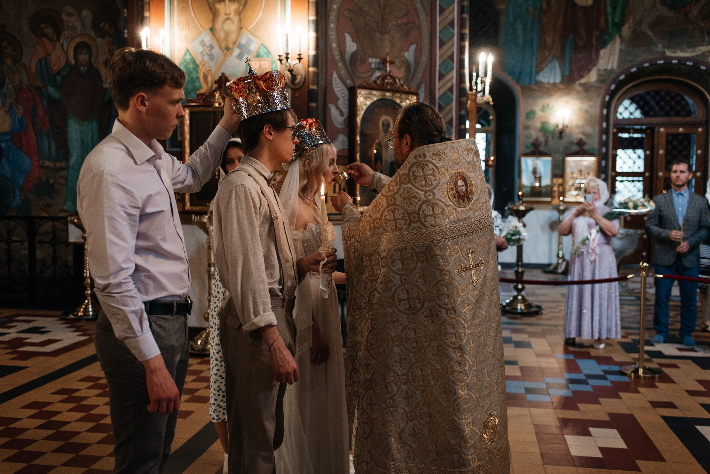 фотограф на венчание, венчание в Петергофском соборе святых апостолов Петра и Павла