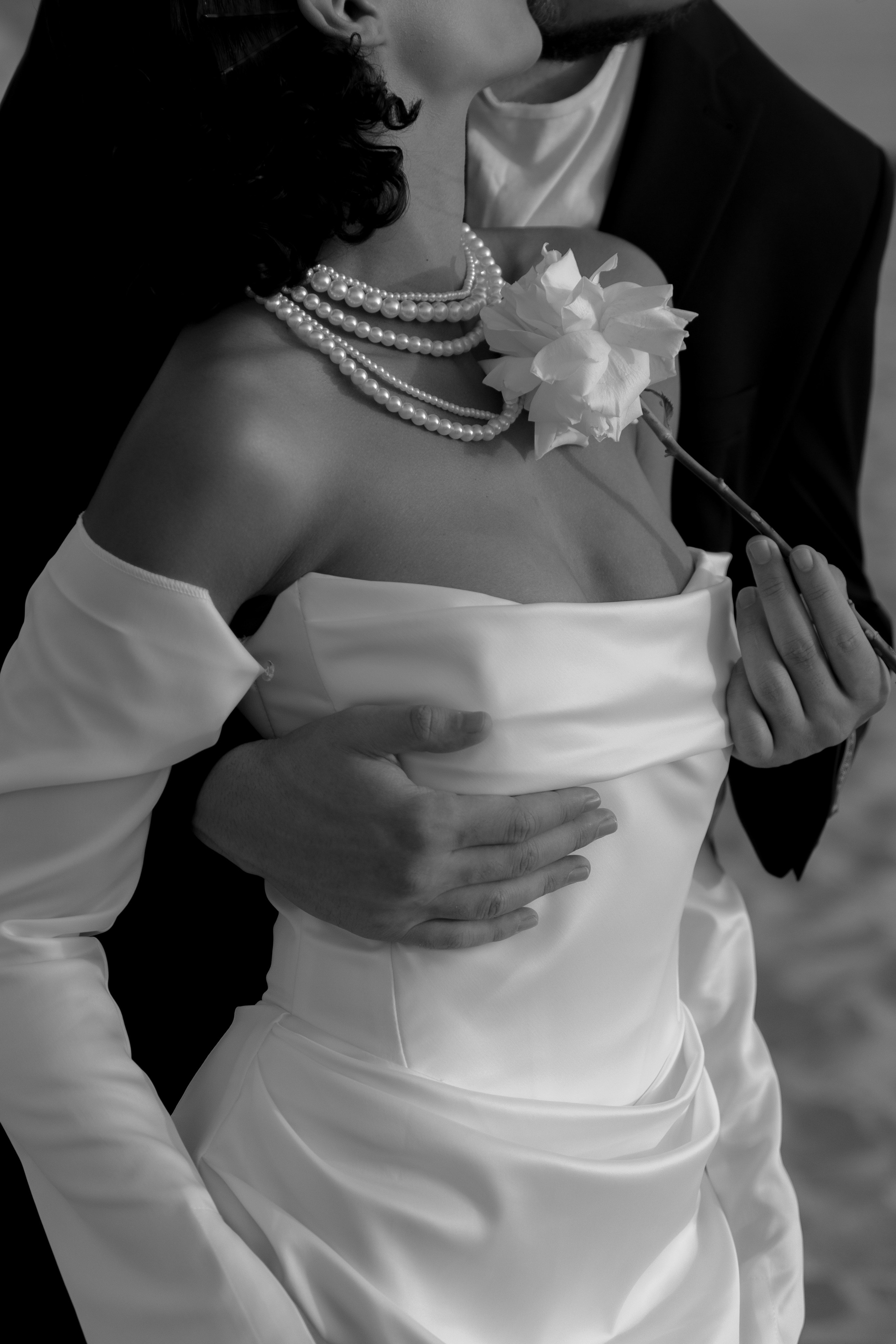 Выездная регистрация на море с белыми розами. Свадебный фотограф Калининград