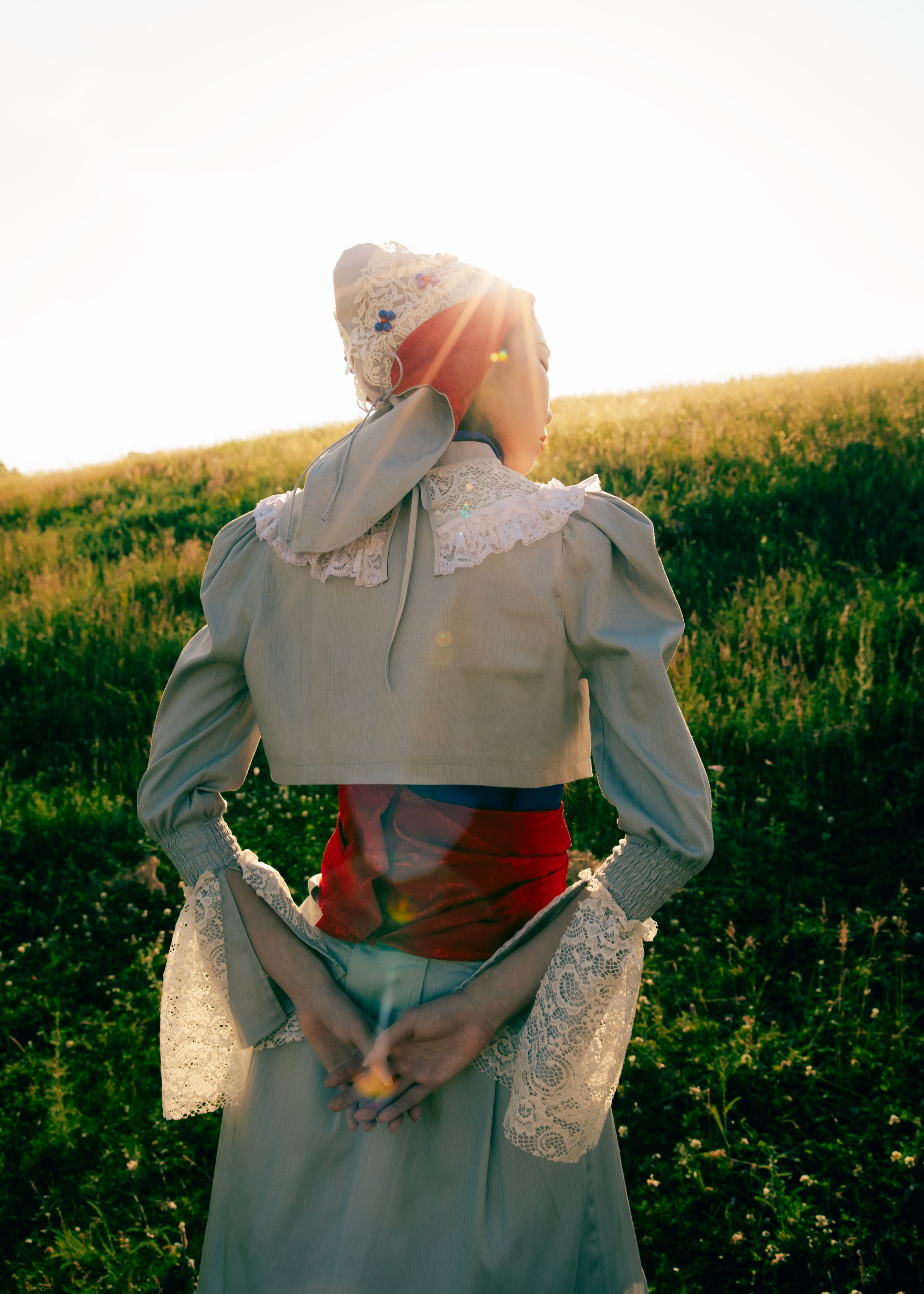 Бурятская съёмка в национальных нарядах на природе. Девушки в традиционных бурятских костюмах, современная интерпретация этнической моды, степь и закат. Бурятская культура, этническая фотосессия, стильные бурятские платья, дизайнерская коллекция, традиционные образы Бурятии. Бурятские костюмы фото. Этническая фотосессия Бурятия. Фотосессия в национальной одежде Бурятии. Традиционная одежда Бурятии фото