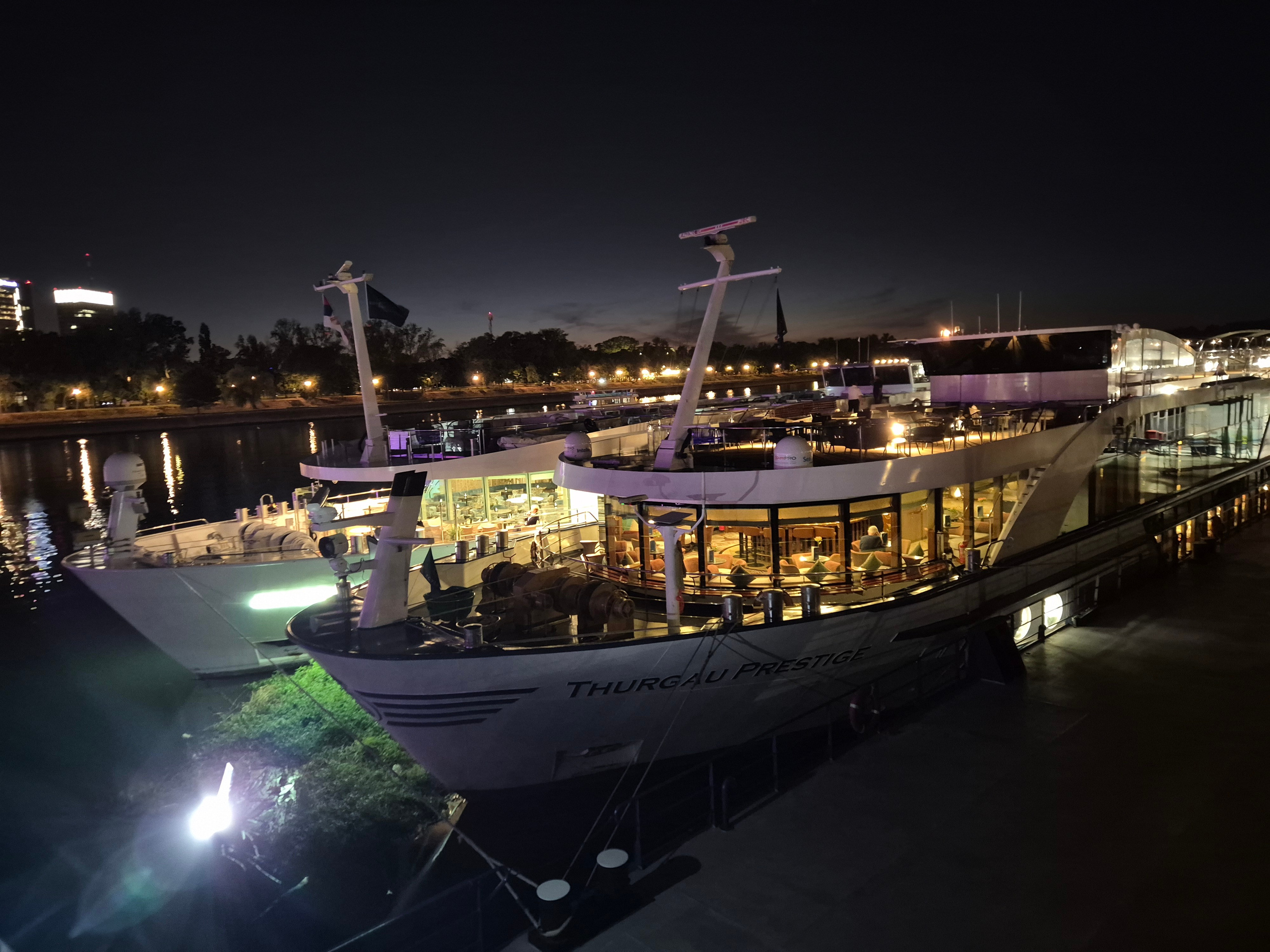 Речные круизные лайнеры сильно отличаются от морских своим видом, но насколько они комфортны и притягательны