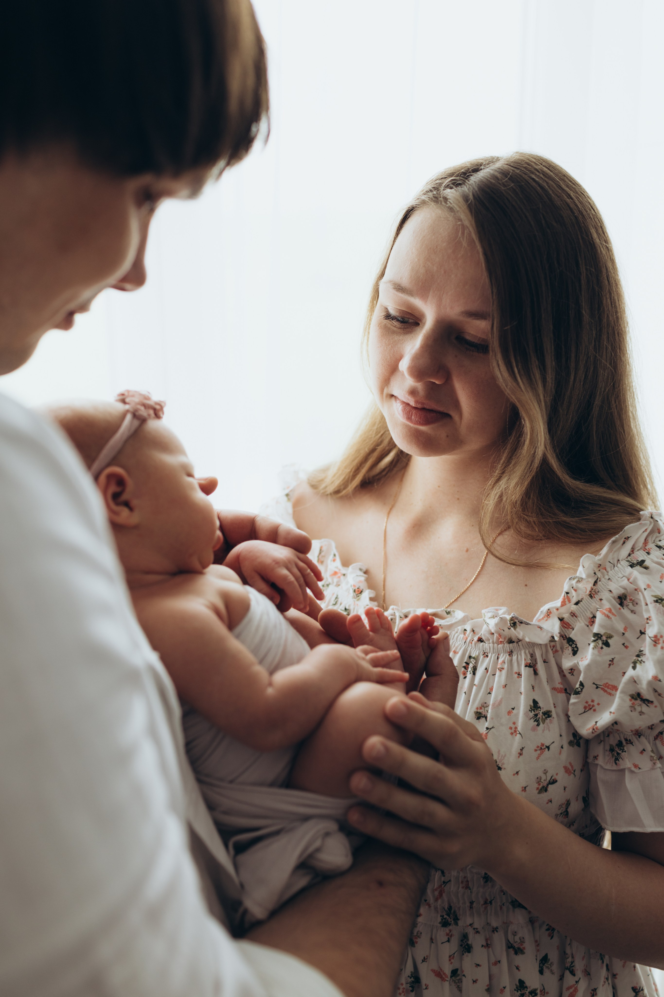 Newborn (фотосессия новорожденных). Фотостудия для новорожденных и малышей в Твери — На ручки