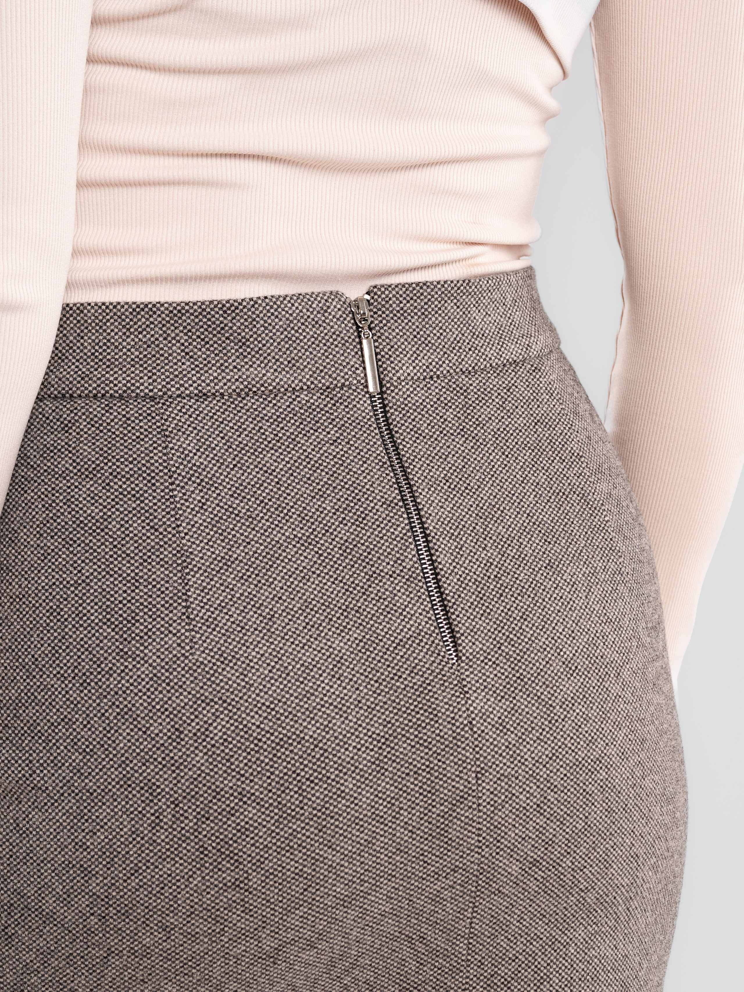 Юбки классика серый фон+интерьер. Предметный фотограф, фото для маркетплейсов Пятигорск, КМВ