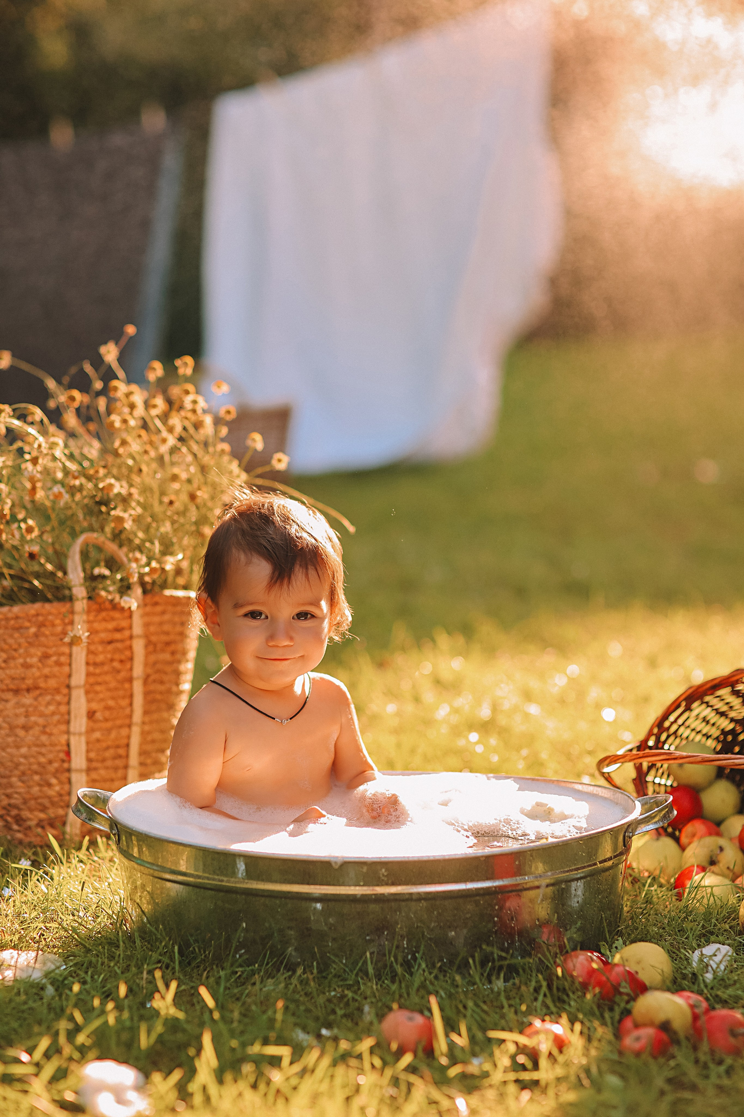 Стирка у дома. Семейный фотограф Тюмень, фотограф на роды Салмина Мария