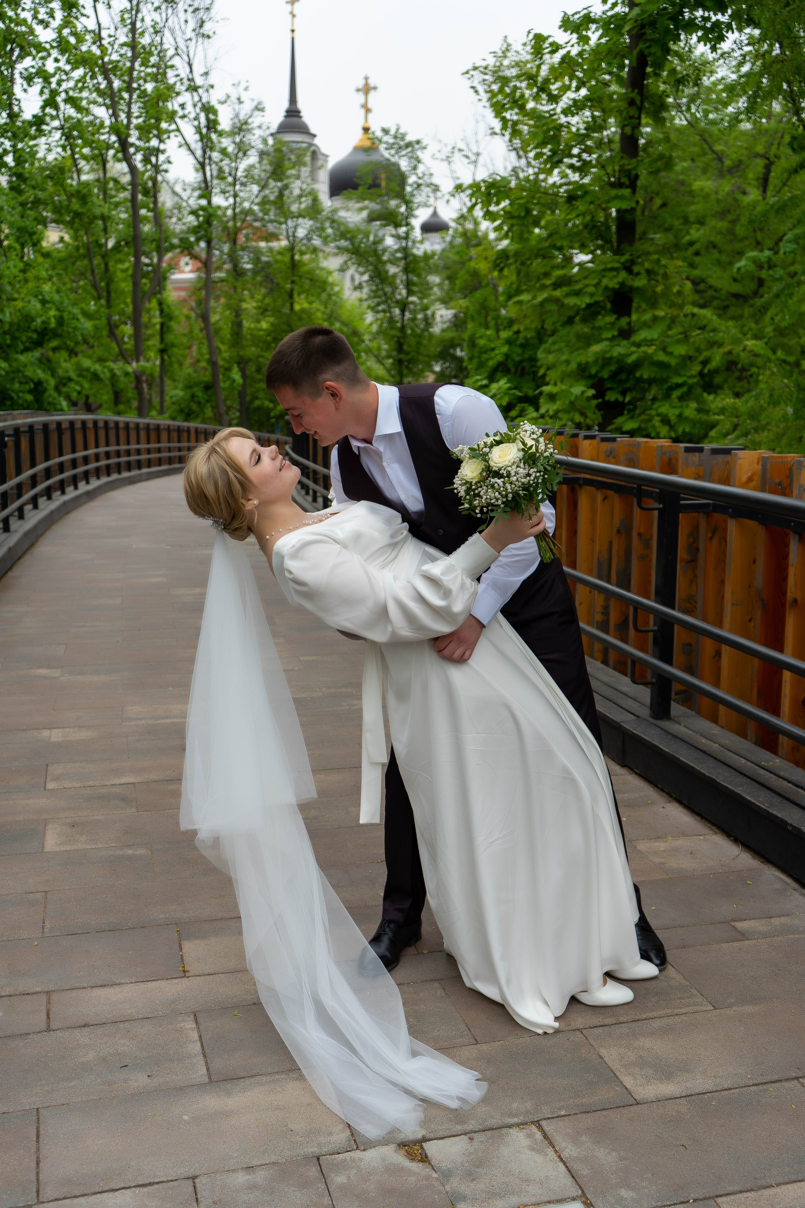 На деревянном мосту в Воронеже свадебная фотосессия