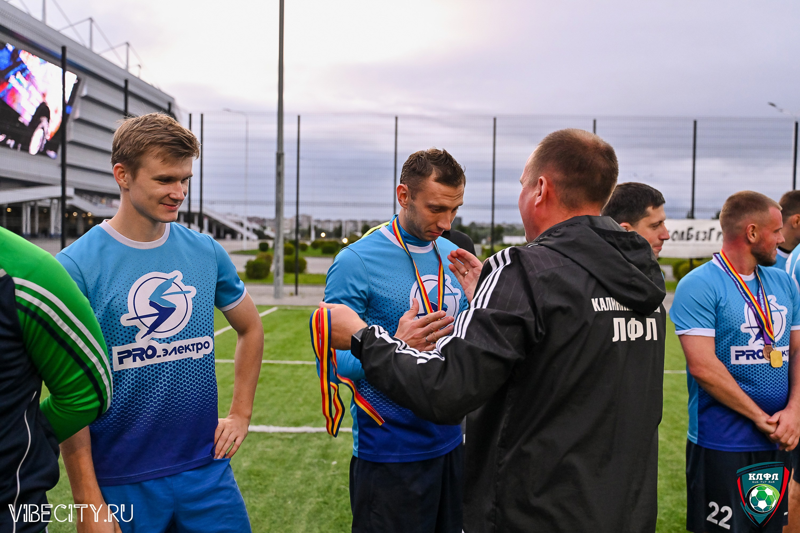 ФИНАЛЬНЫЕ МАТЧИ ПЛЕЙ-ОФФ XXl ЛЕТНЕГО КУБКА КАЛИНИНГРАДСКОЙ ЛФЛ. VIBECITY.RU Вайб Сити Ру Фоторепортажи Фотоотчеты Калининград