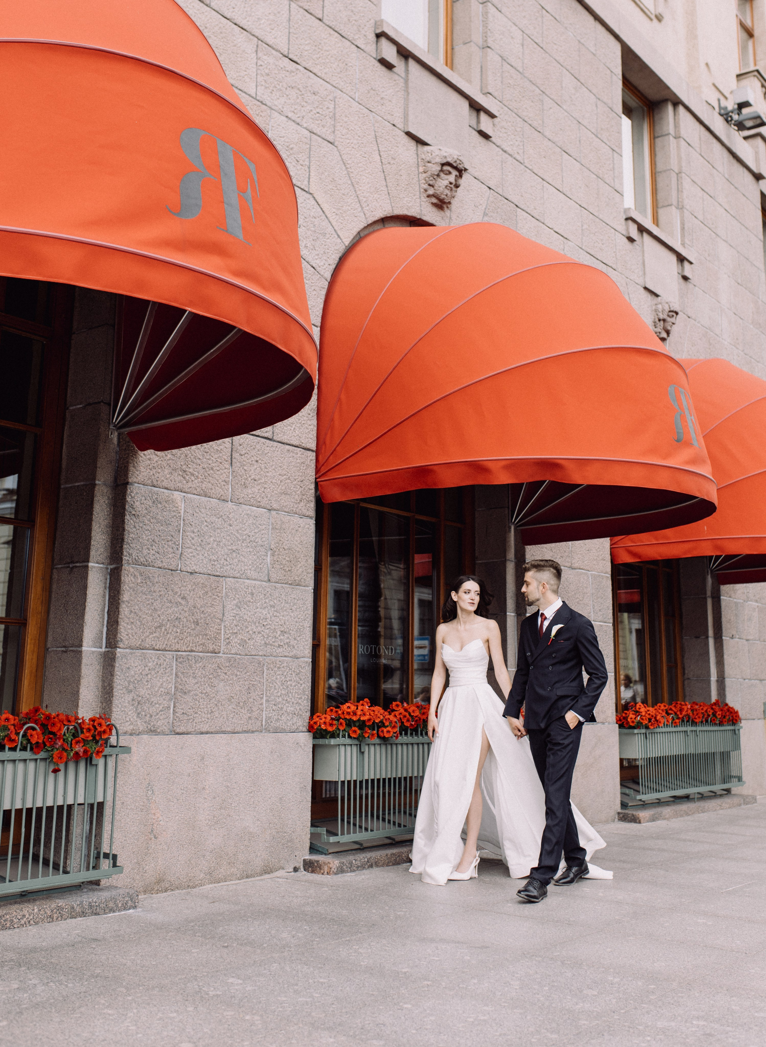 Прогулки во время свадебного банкета. Happiness is in the moments