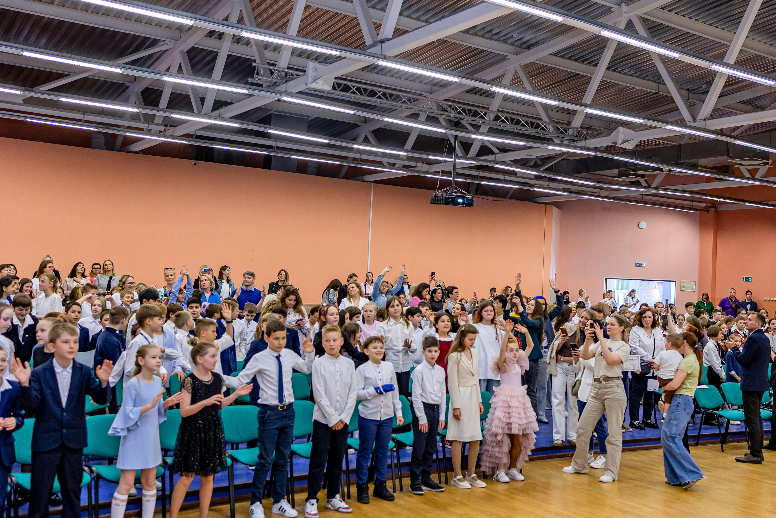 Выпускной праздник в начальной школе. Фотограф и видеограф Москва. Свадебный фотограф, видеограф. Выпускные альбомы. Оживающие альбомы