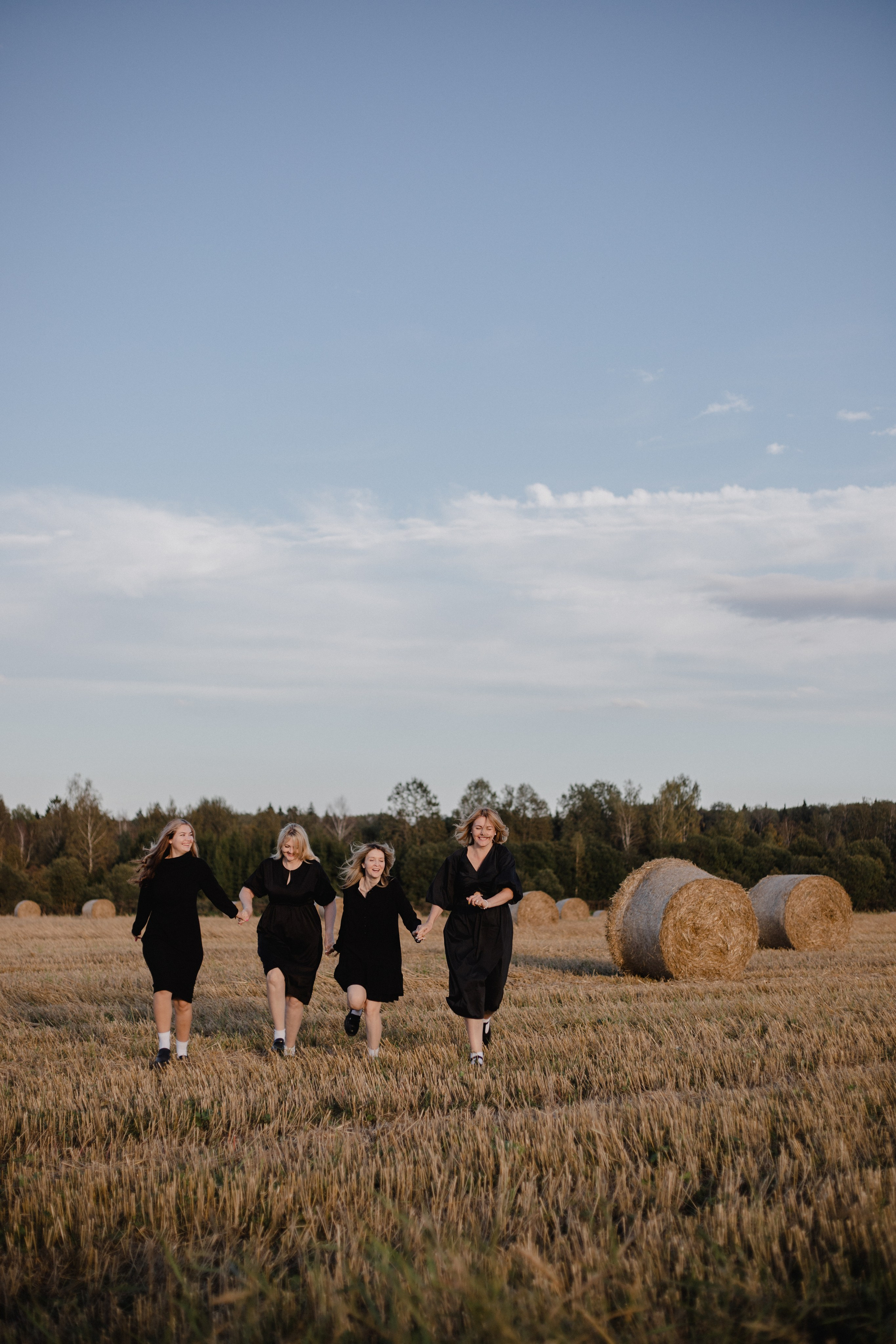 Однажды сестры в поле :)