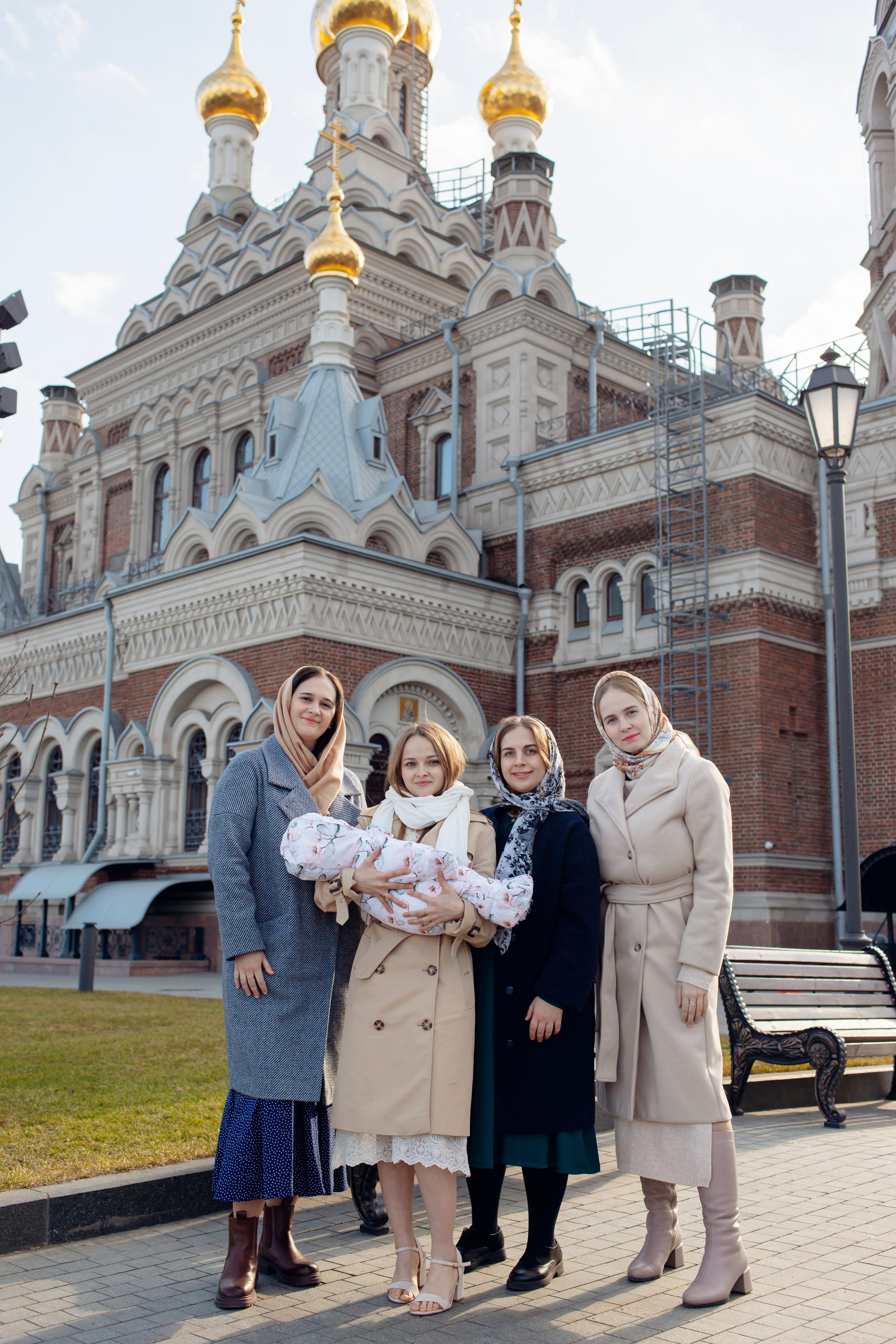  в каком храме лучше крестить ребенка — атмосфера, расположение, правила, Современная крестильная купель для полного погружения. На что обратить внимание при выборе храма, Вместительный и светлый зал храма — ключевой фактор при выборе места для крещения с большим числом гостей, купель в храме Невского района Санкт-Петербурга