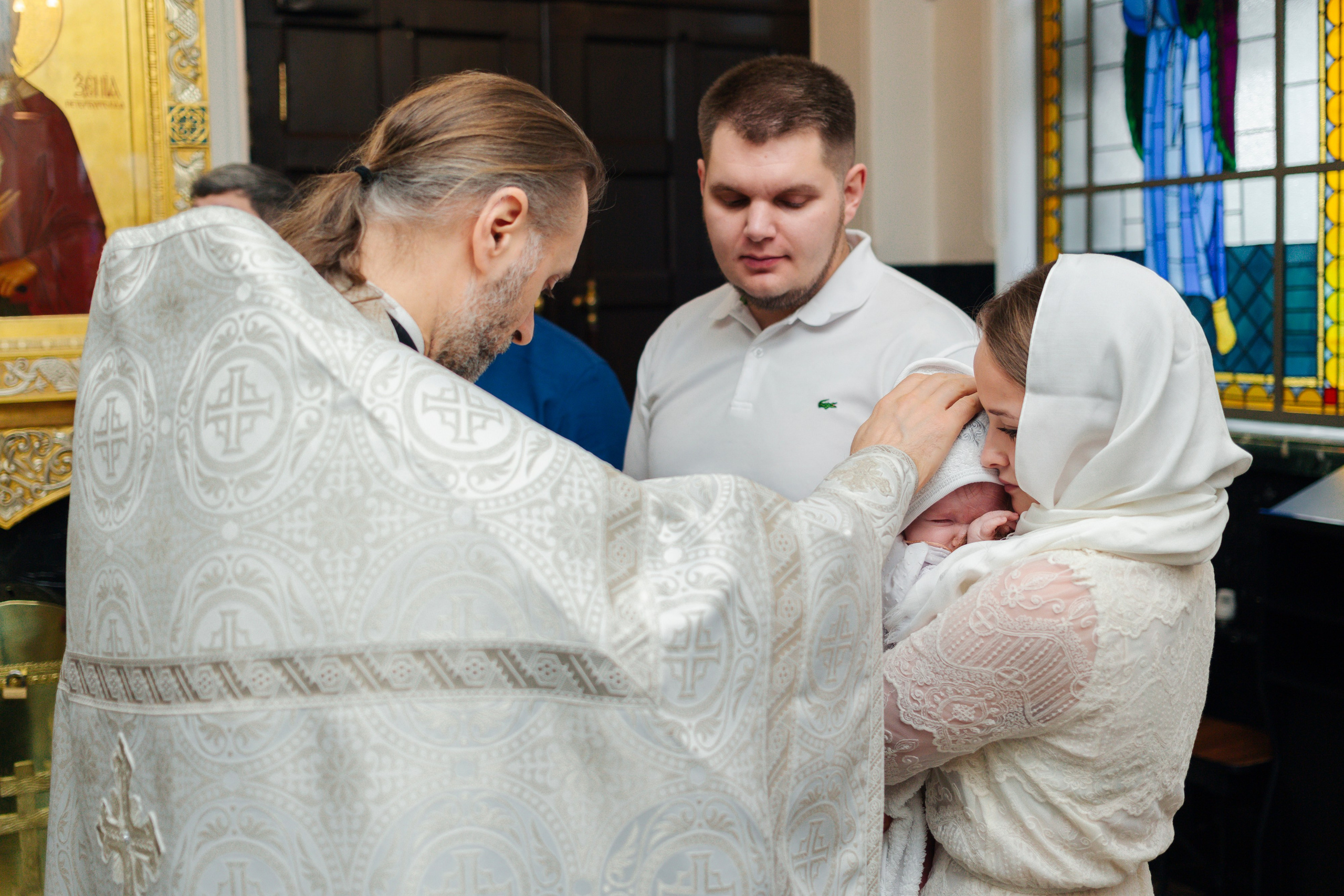 в каком храме лучше крестить ребенка — атмосфера, расположение, правила, Современная крестильная купель для полного погружения. На что обратить внимание при выборе храма, Вместительный и светлый зал храма — ключевой фактор при выборе места для крещения с большим числом гостей, купель в храме Невского района Санкт-Петербурга
