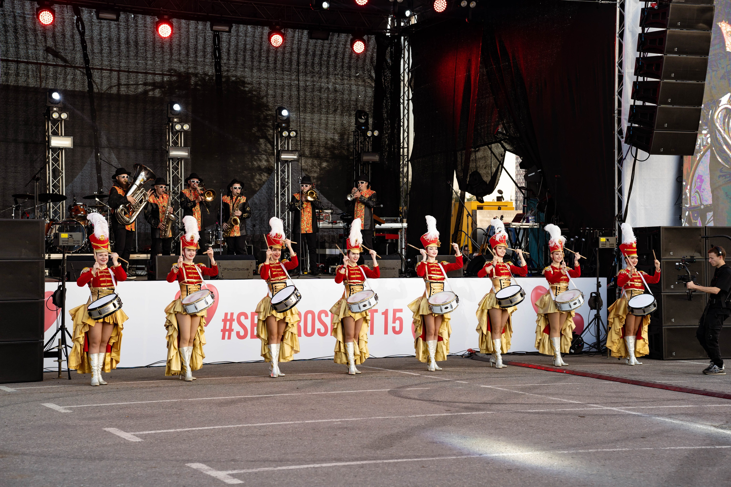 Танцы на корпоративе