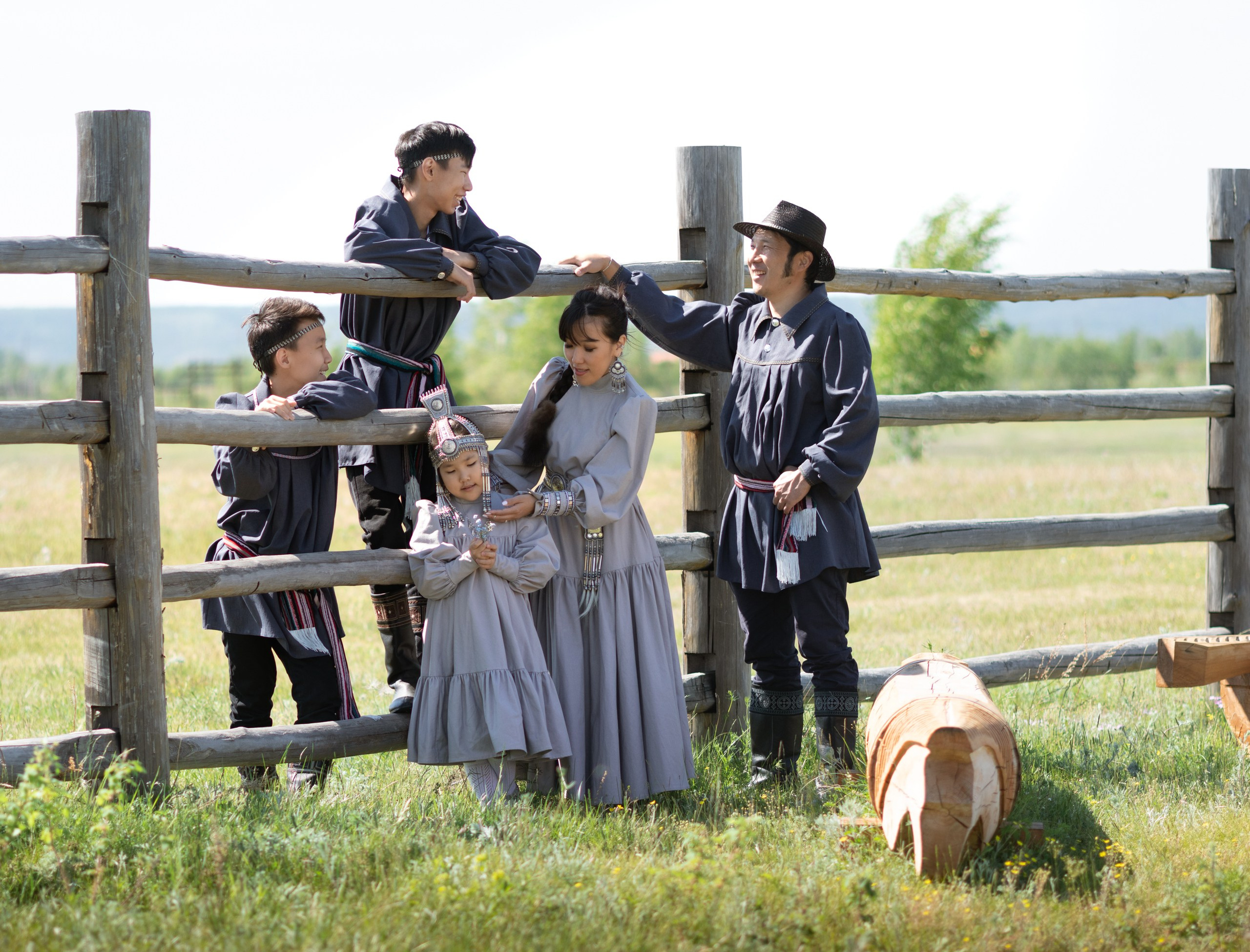 Семья в традиционных якутских нарядах. Фотограф Якутск Зоя Николаева