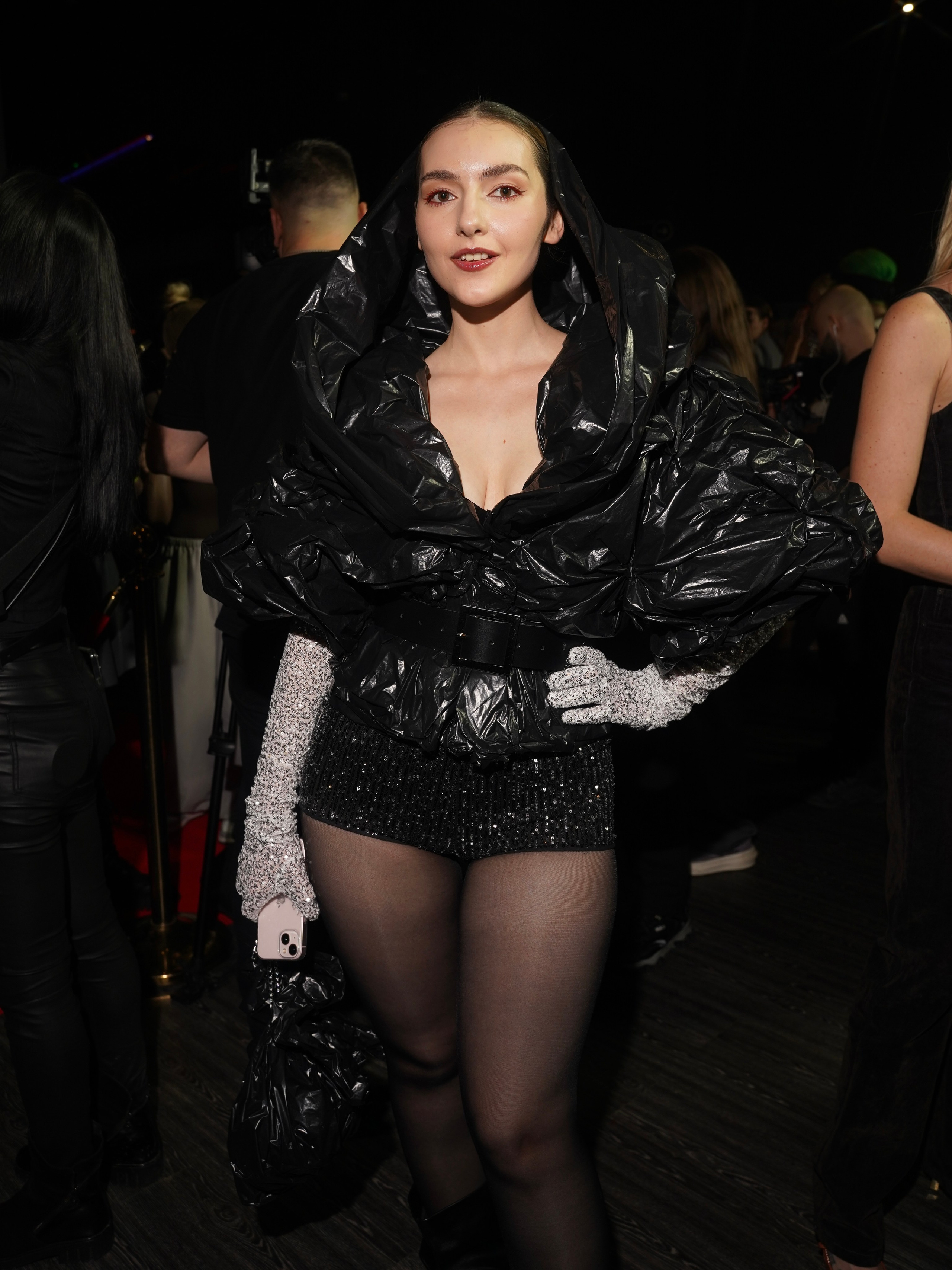 Образ из мусорных пакетов на премии Musicbox