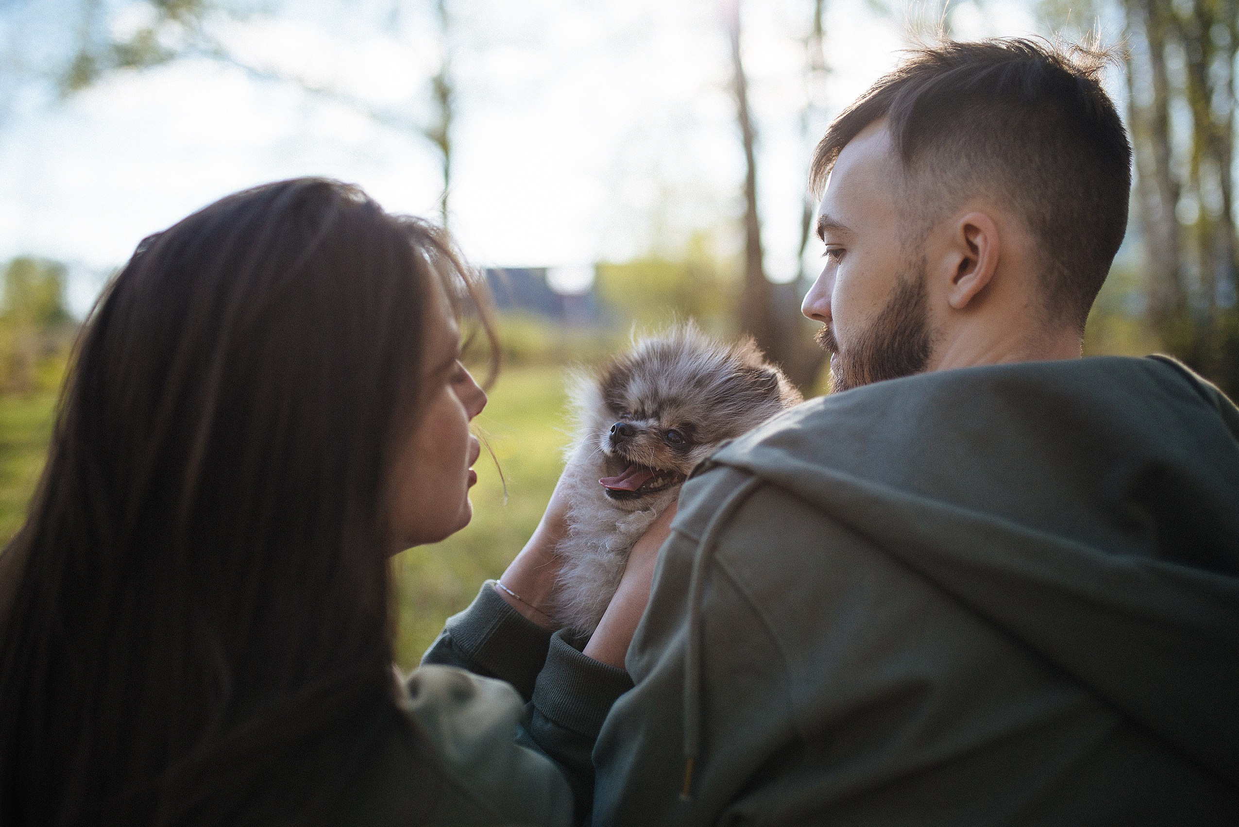 Прогулочная фотосессия lovestory с собачкой. Семейный фотограф Дарья Едапина Новосибирск. Фотограф Дарья Едапина Новосибирск