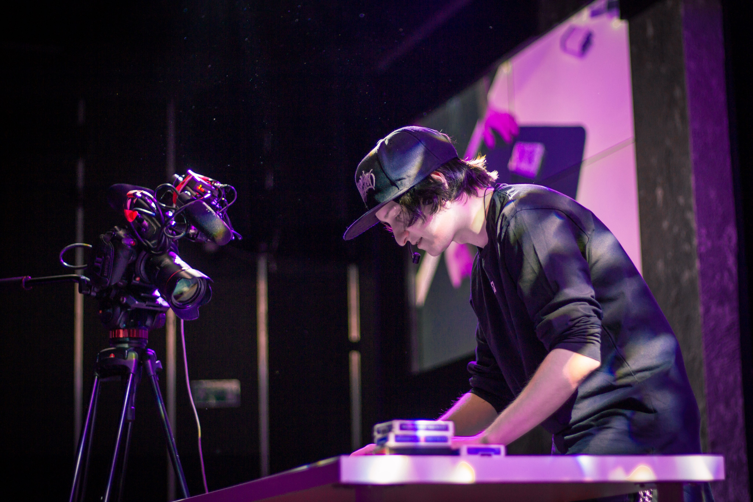 Фокусник показывает ловкость рук с картами на камеру